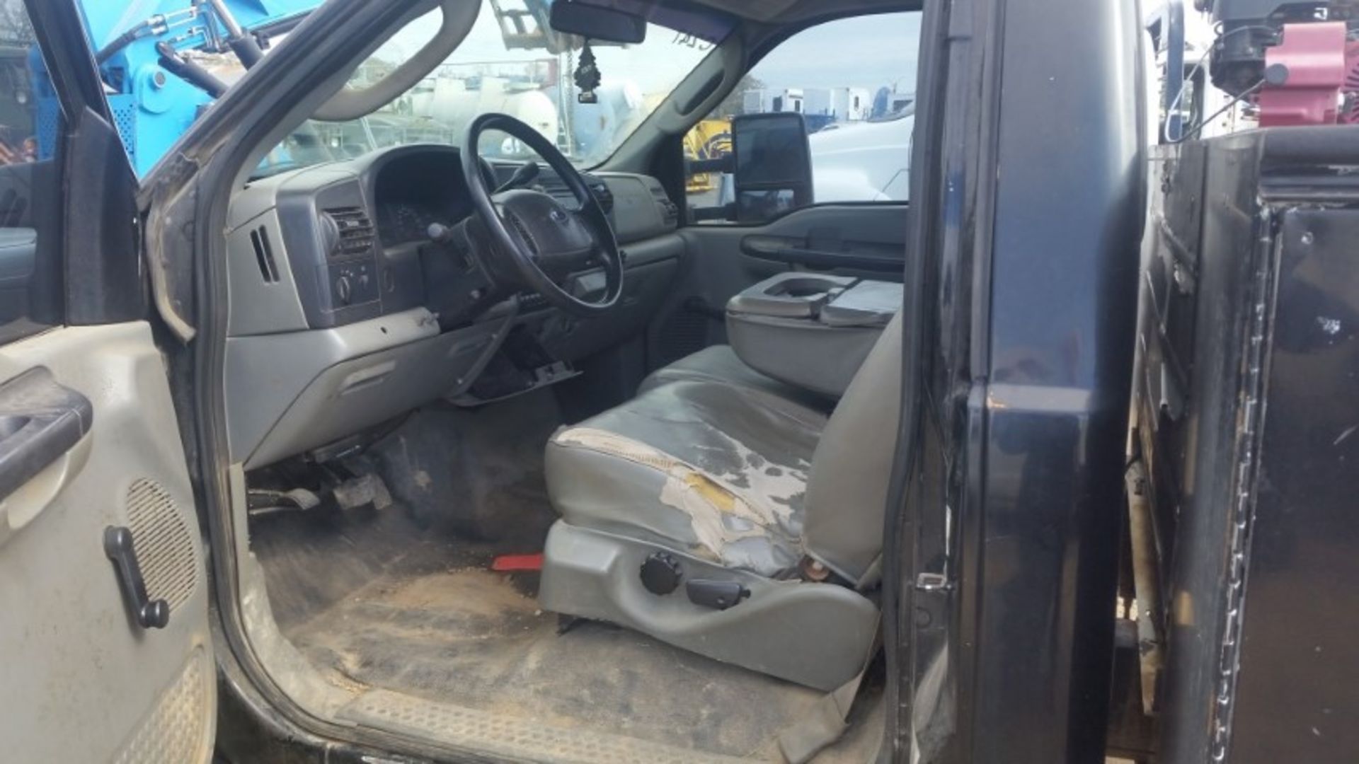 2006 Ford F-550 Service Trucn VIN: 1FDAF56P26ED53044 Odometer States: 27043 - Image 5 of 7