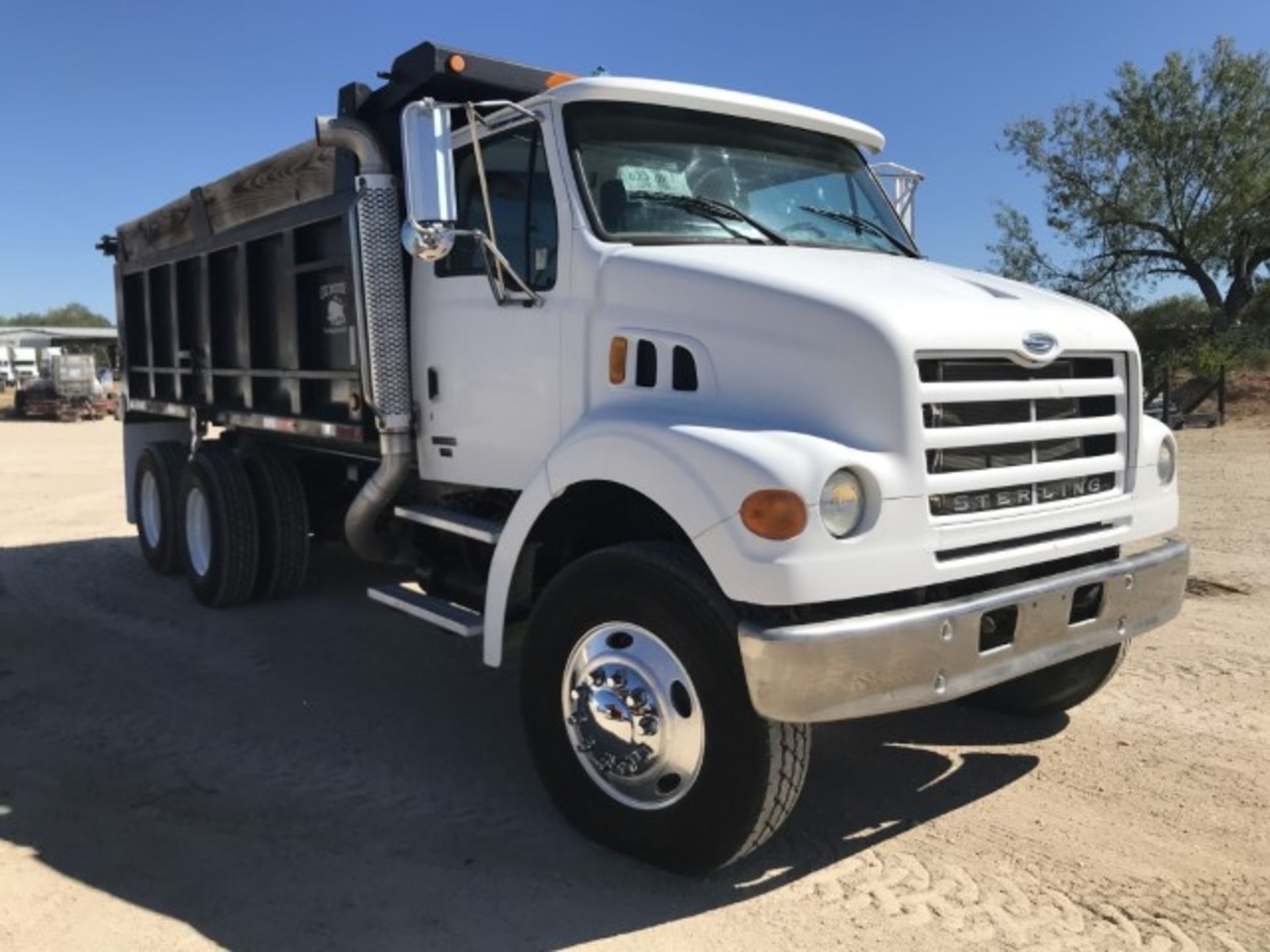 2006 Sterling L7500 VIN: 2FZHATDJ76AV46220 Odometer States: 71,536 Color: W - Image 2 of 10