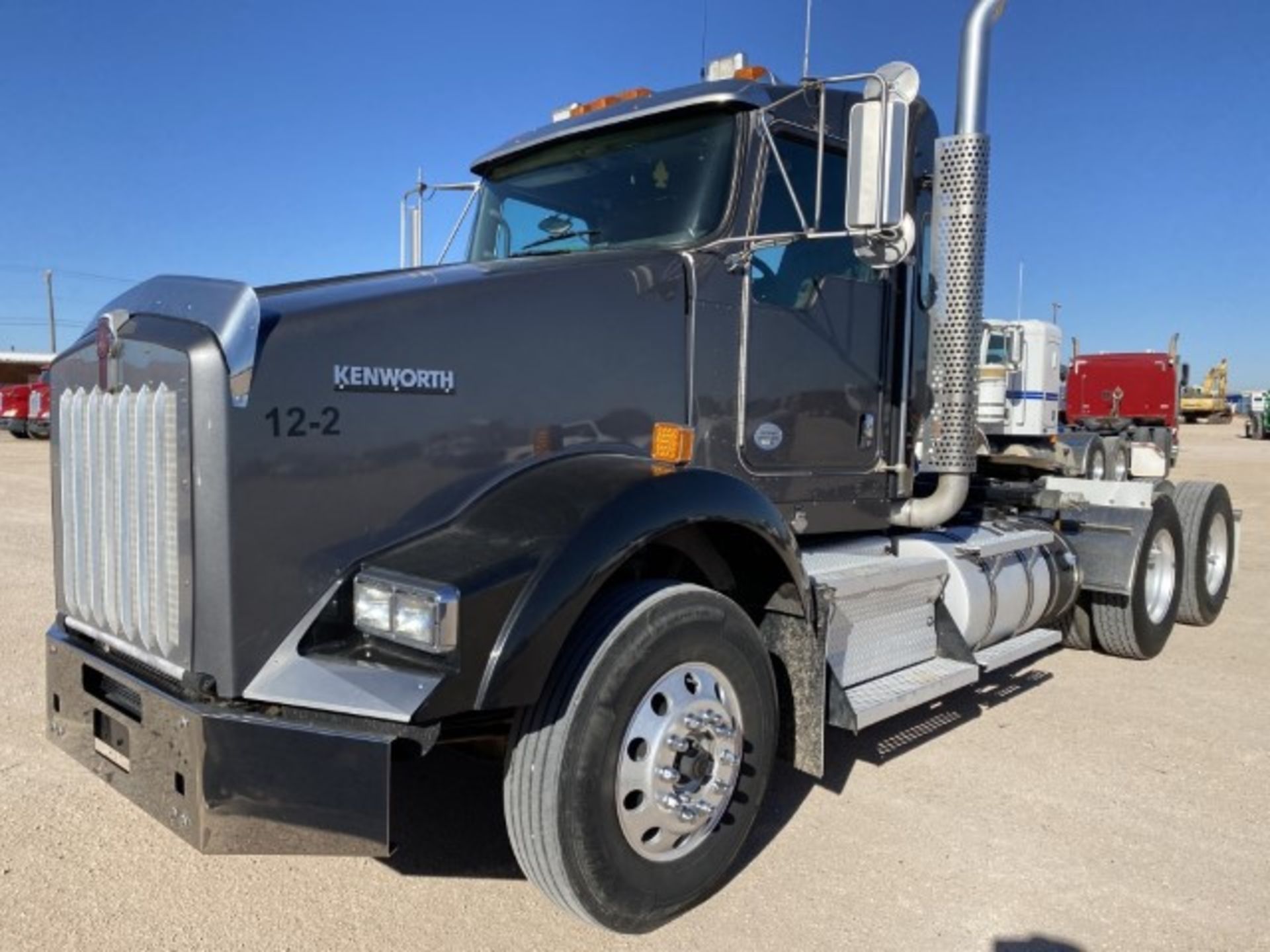 2012 Kenworth T800 VIN: 1XKDD49X6CJ333948 Odometer States: 564476 Color: Gr