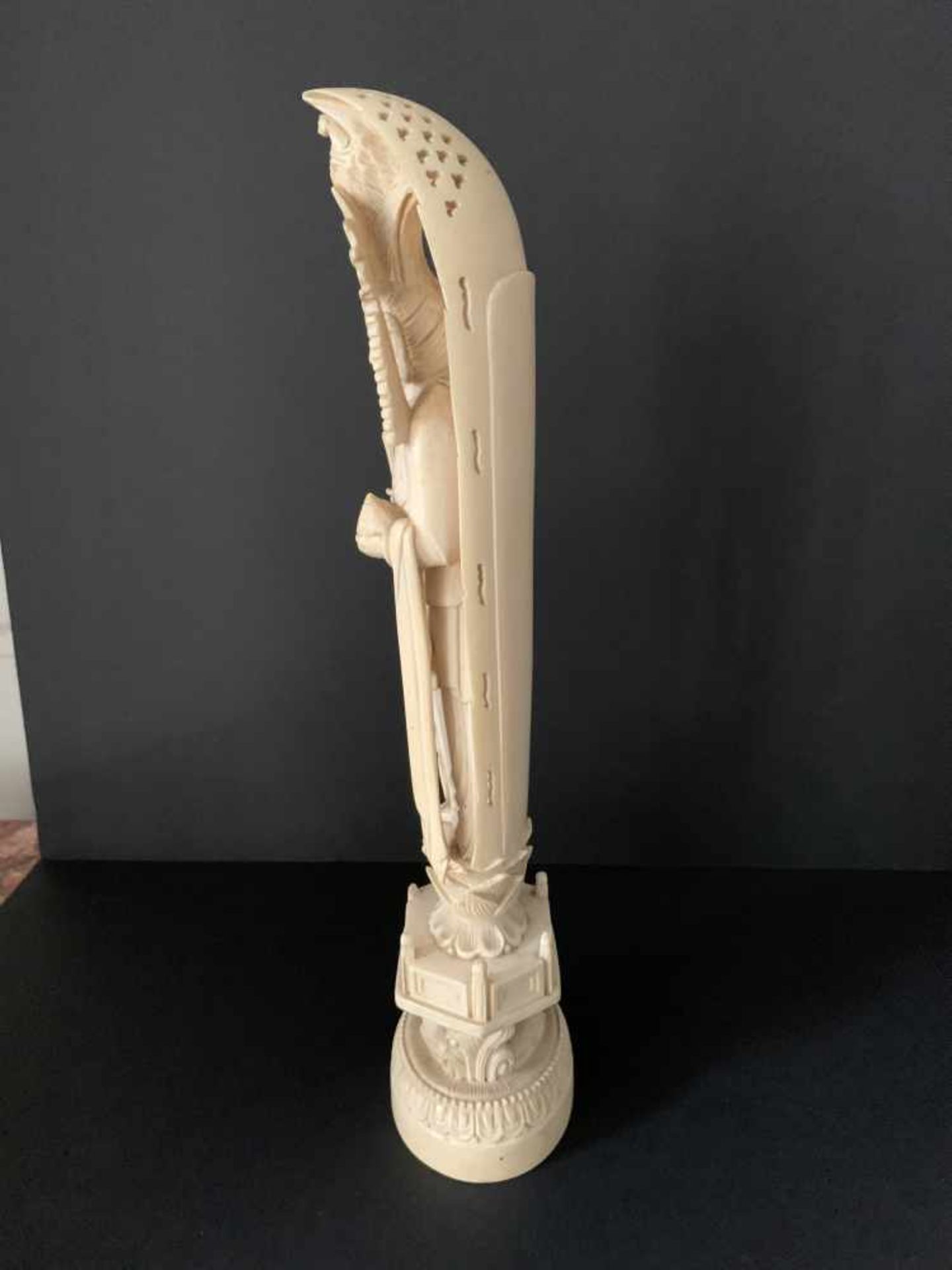 Chinese ivory figure of an immortal with peachIn his headdress, a figure of a Putai Circa 1900 Crack - Bild 2 aus 6