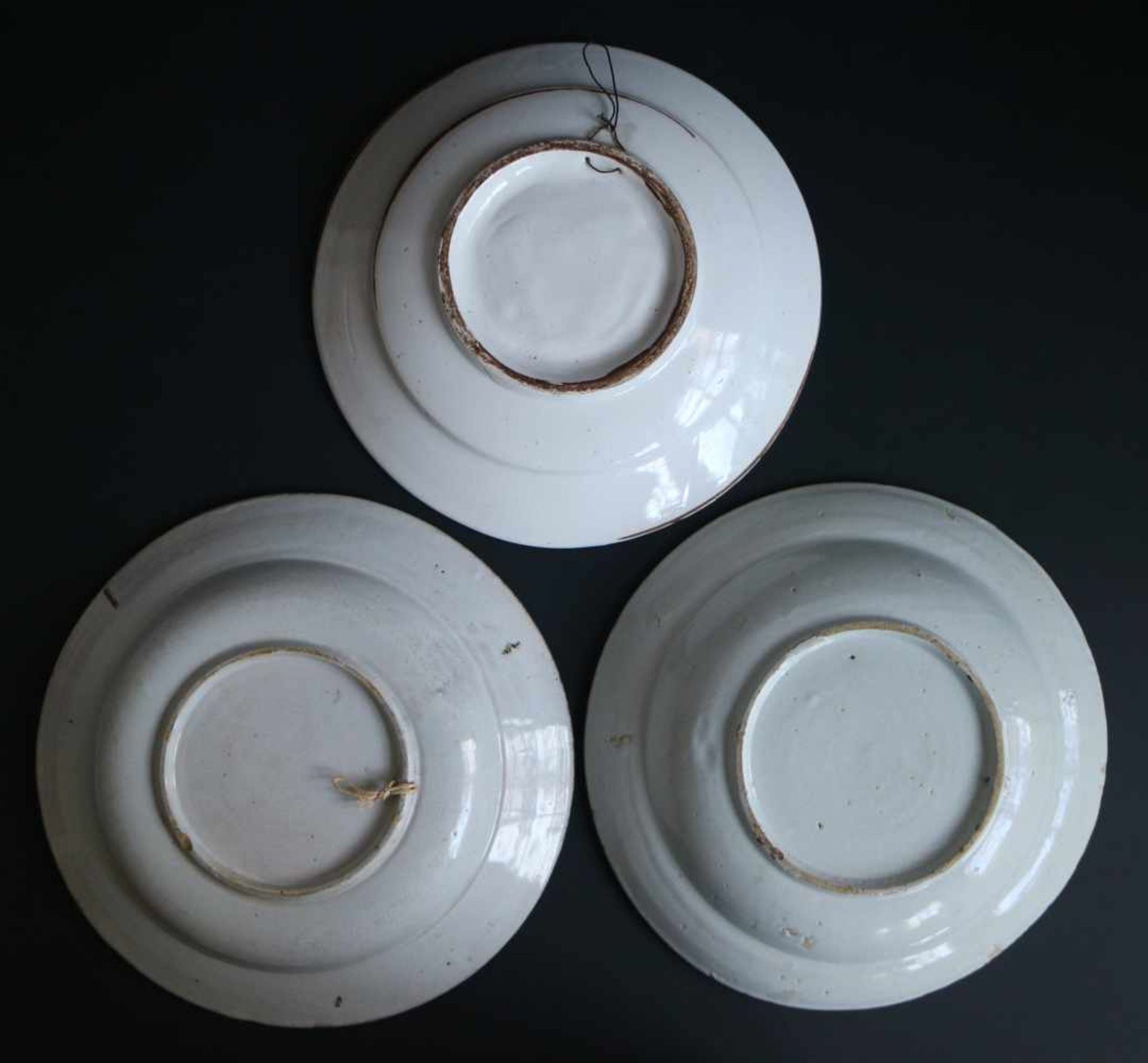 Ceramic dishesWith decor 'à la mouche'Dia 32, 32.8 and 33.4 cm - Bild 2 aus 2