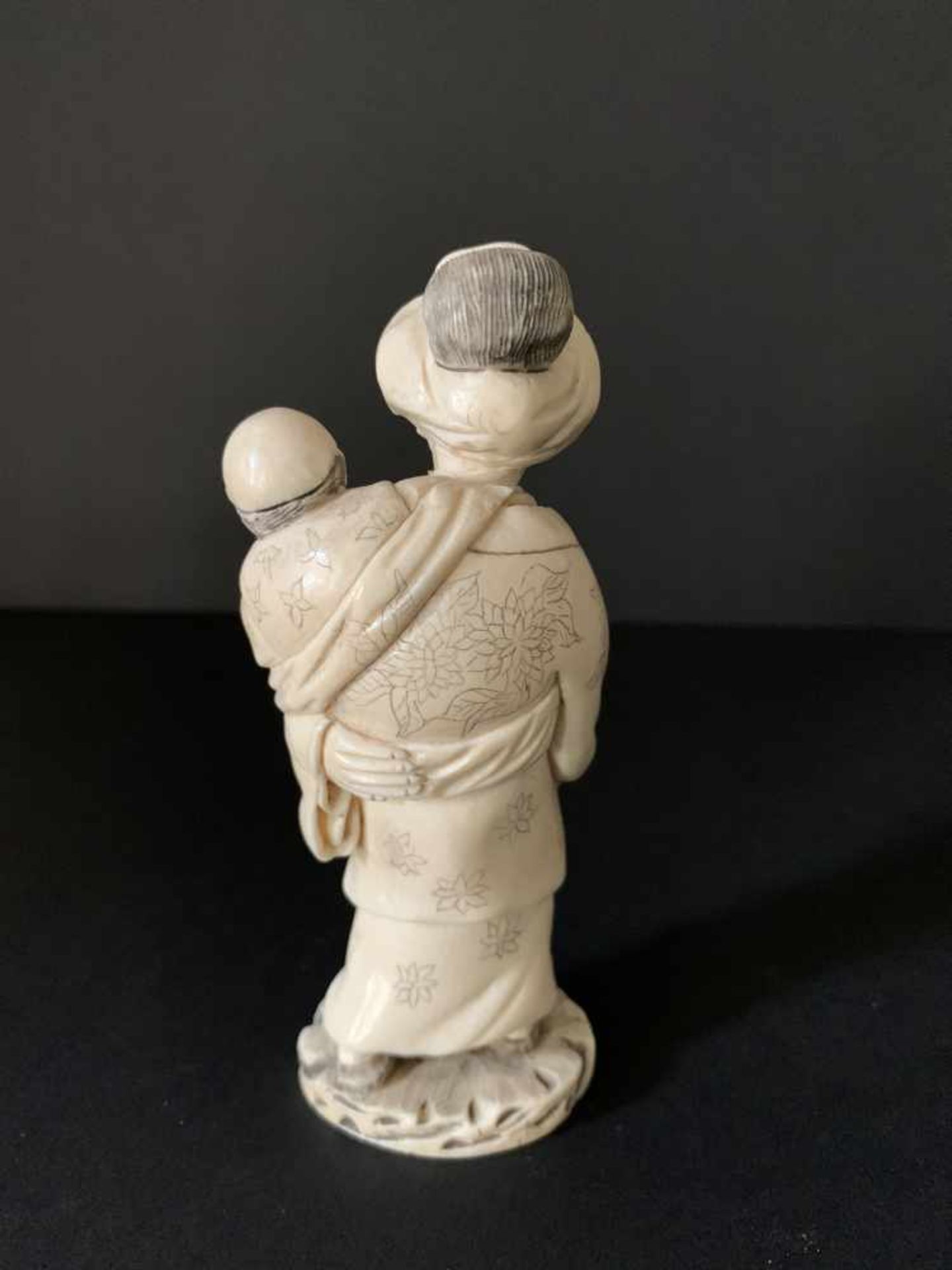 Japanese ivory statue mother with childCirca 1920 Certificate Arts Ivory ExpertsH 13 cm - Bild 3 aus 5