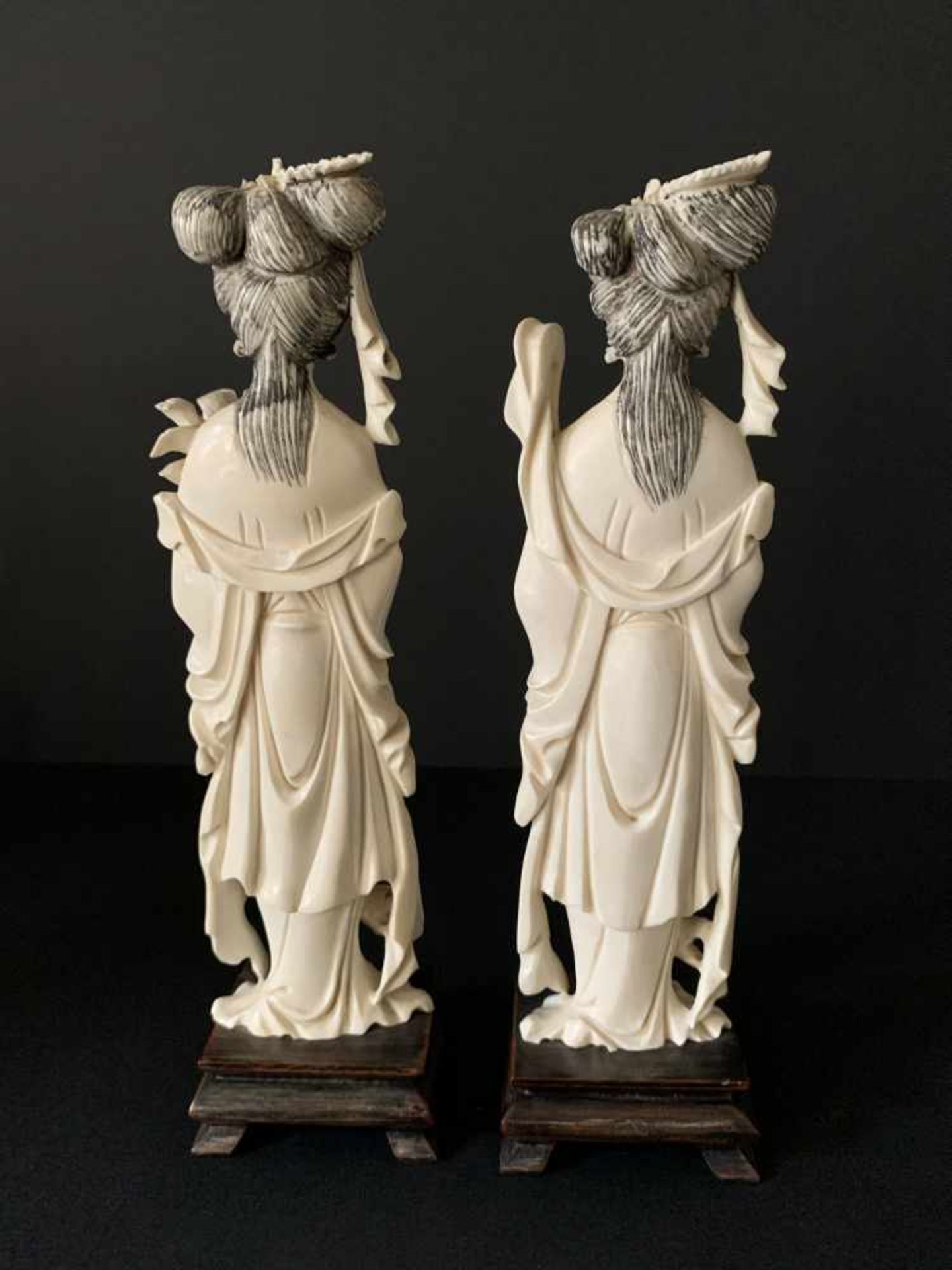 2 ivory women with lotus flower on wooden baseEarly 20th century Certificate Arts Ivory ExpertsH - Bild 3 aus 4