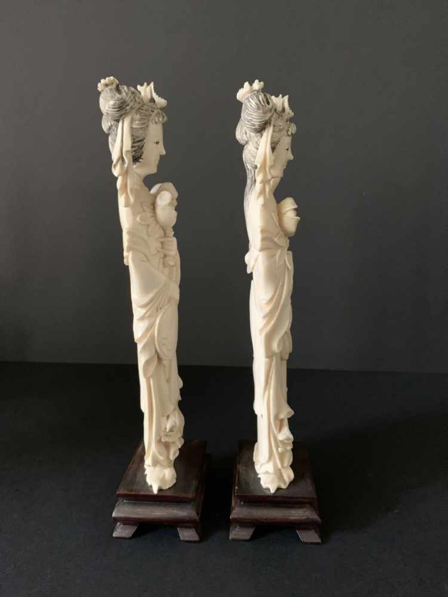 2 ivory women with lotus flower on wooden baseEarly 20th century Certificate Arts Ivory ExpertsH - Bild 4 aus 4