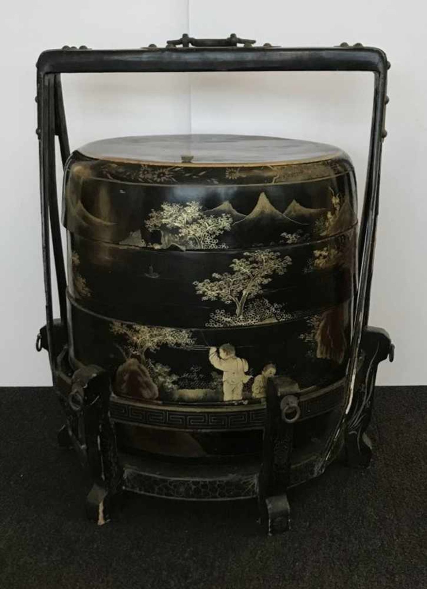 Large Chinese storage boxWith damagesH 75 cm