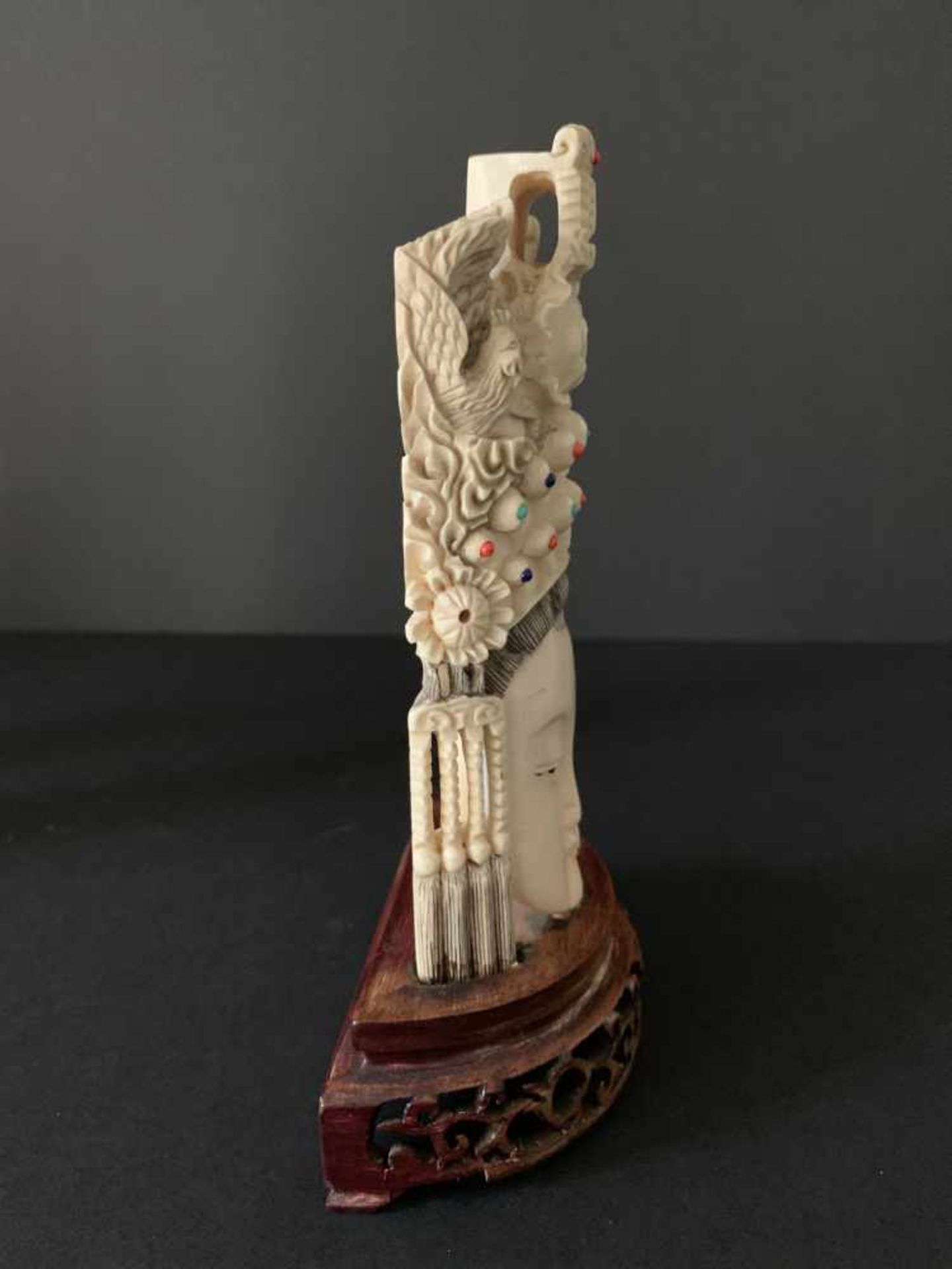 Chinese ivory head from GuanyinWith turquoise, red coral and Lapis Lazuli Circa 1920 - 1940 - Bild 4 aus 6