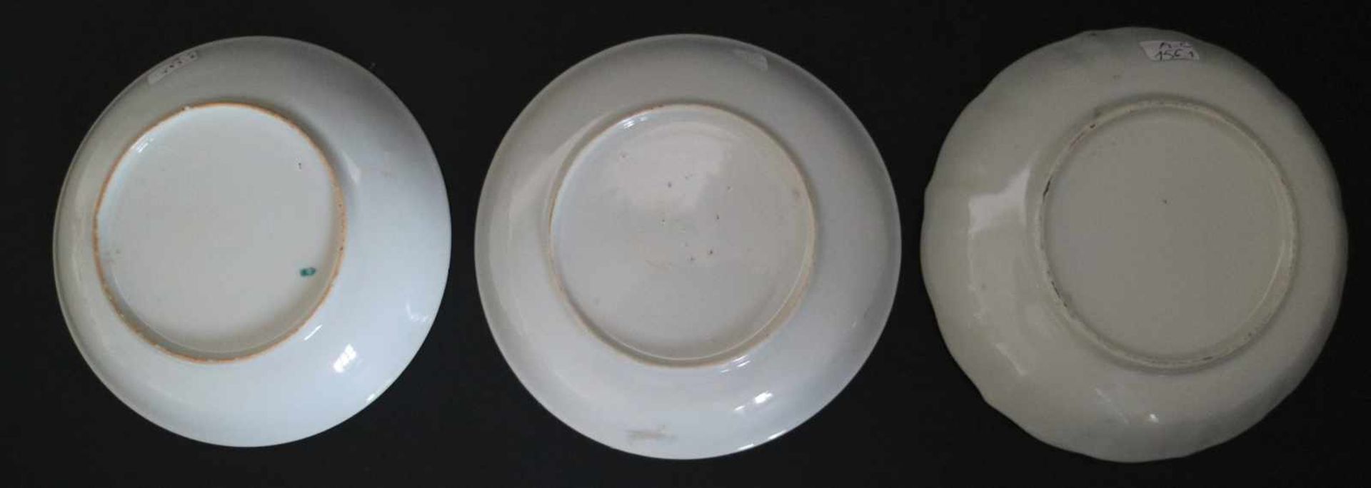 Chinese cups with saucer (3)Famille rose at the end of the 18th century UV checked, no repairs, no - Bild 2 aus 4
