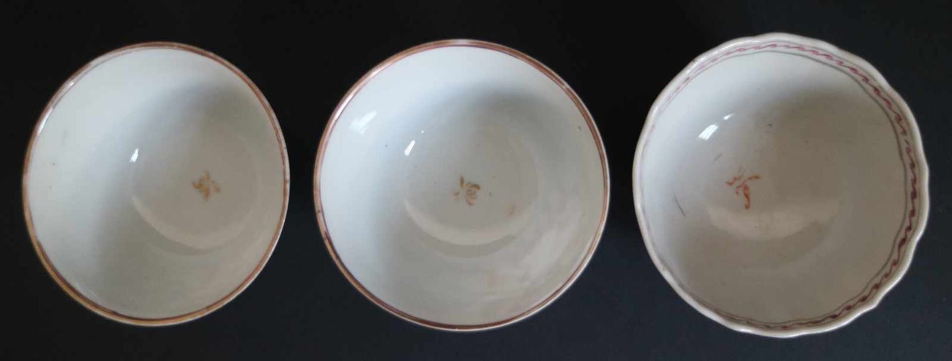 Chinese cups with saucer (3)Famille rose at the end of the 18th century UV checked, no repairs, no - Bild 4 aus 4