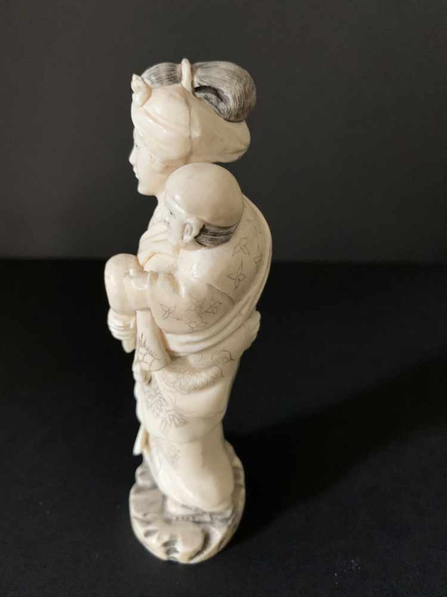 Japanese ivory statue mother with childCirca 1920 Certificate Arts Ivory ExpertsH 13 cm - Bild 2 aus 5