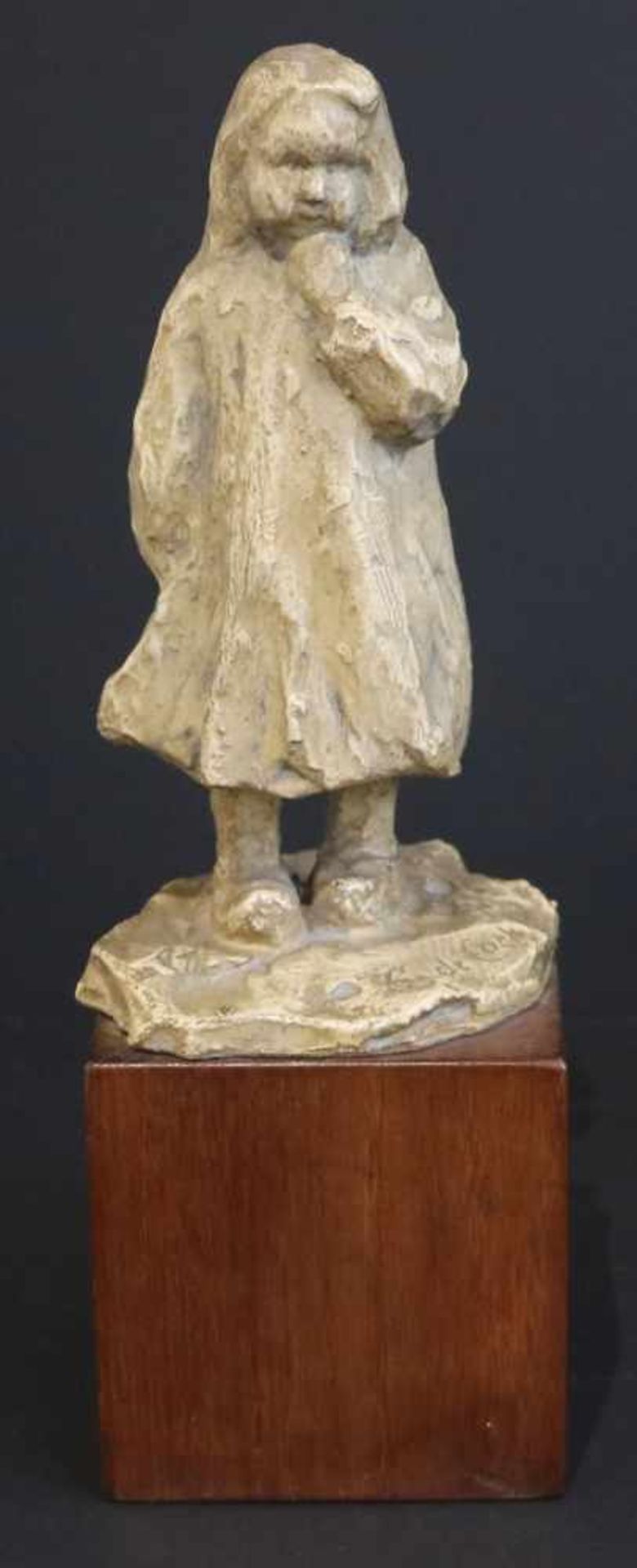 Carl DE COCK (1879-1965)Patinated plaster figurine of a girlH 21 cm