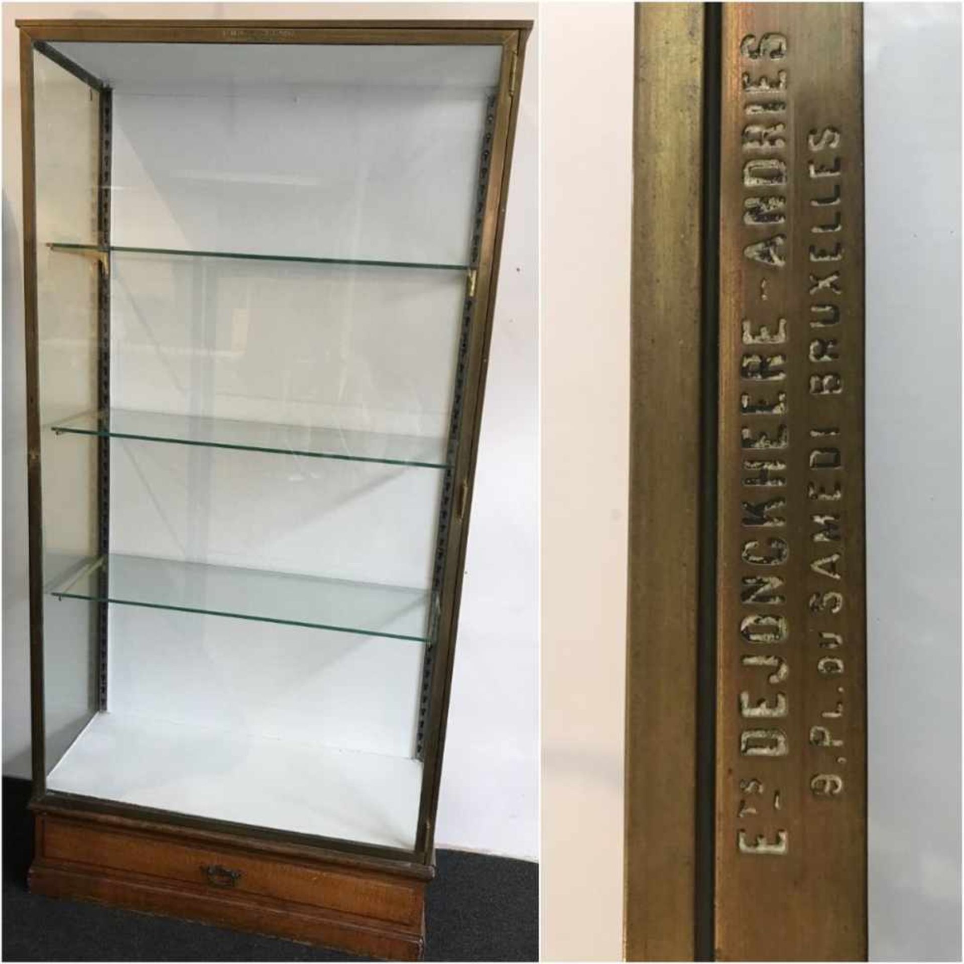 Display case metal and glassEstablishment Dejonckheere Andries BruxellesH 185 B 90 D 40 cm