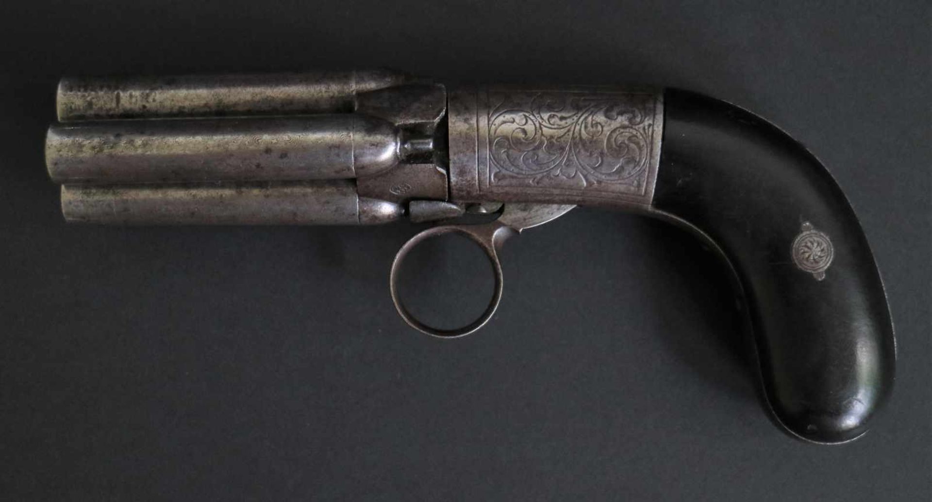 Liège 4 shot pepperbox with damask runner