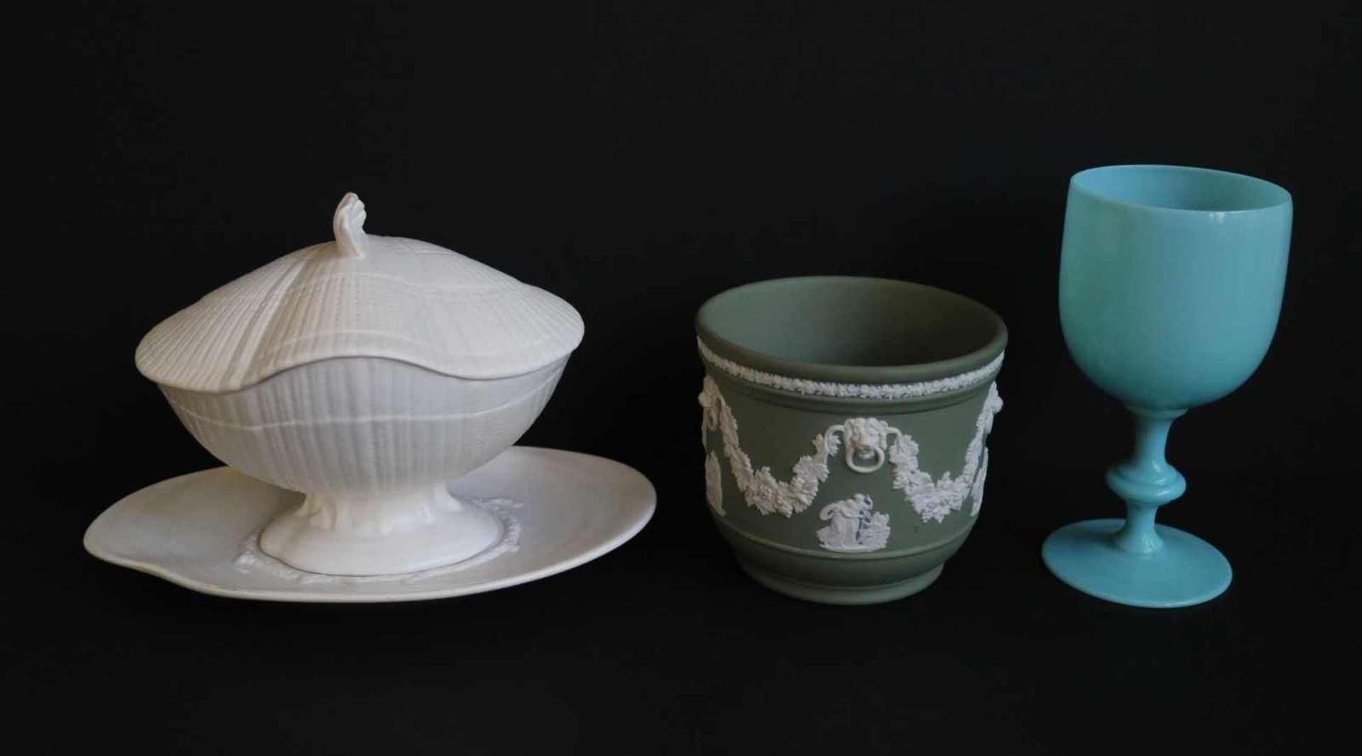 Lot Wedgwood with marking and a glass blue cup