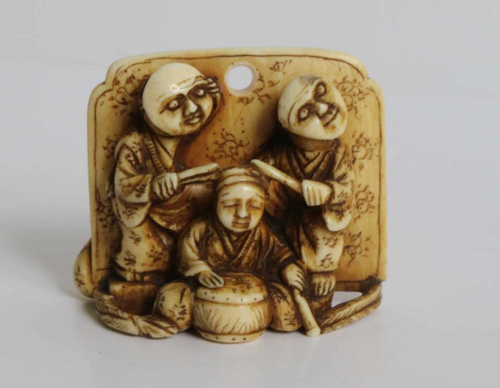 Netsuke Ivory depicting a Kodo drummer and 2 masked figures Japan MEIJI period H 3,8 cm private