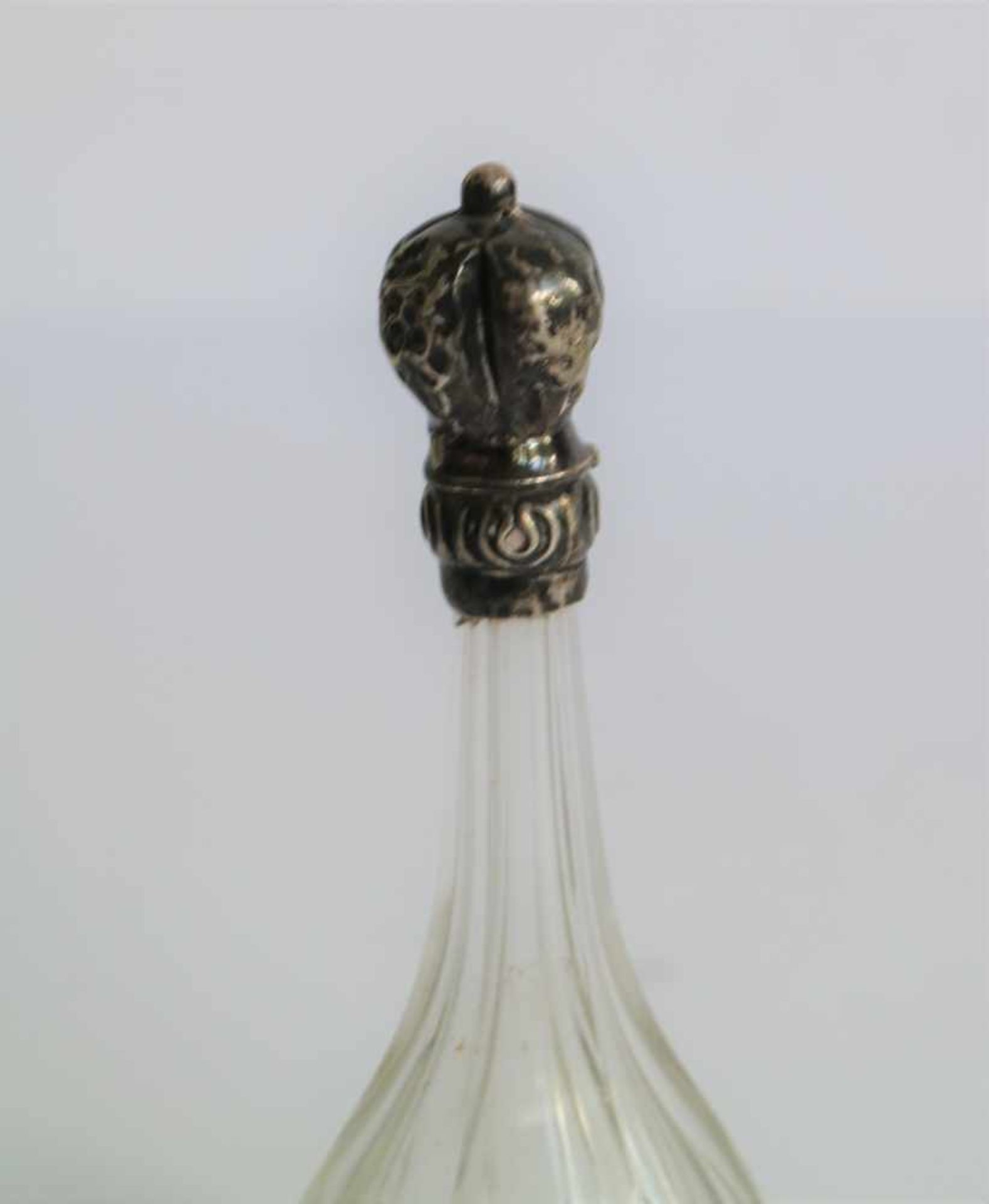 Perfume bottle with silver mount with a pendulum, porte bonheur 19th century H 11,5 cm - Bild 2 aus 3