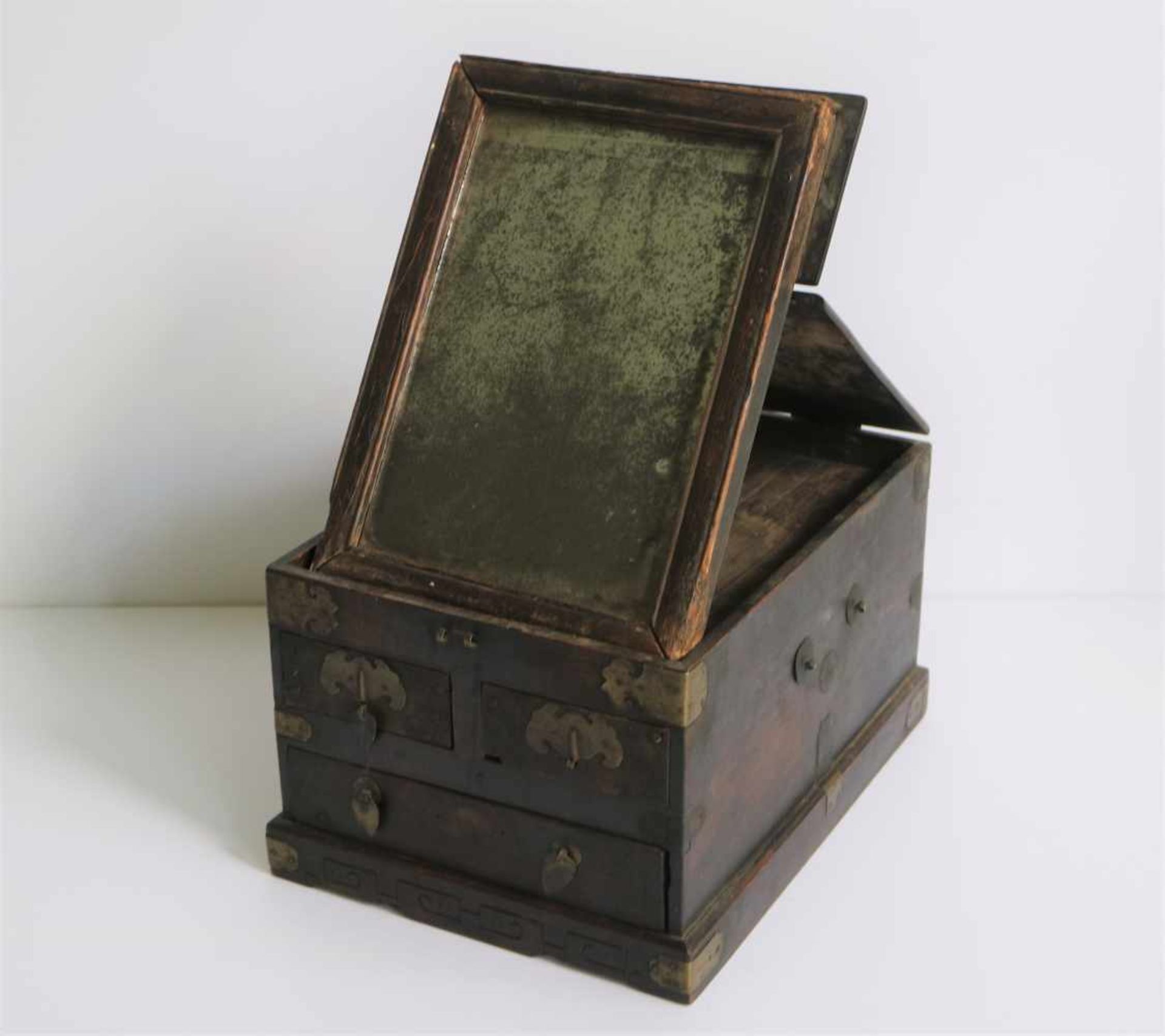 Chinese dress-up box / jewelery box 19th century 28,5 x 22 x 16,5 cm