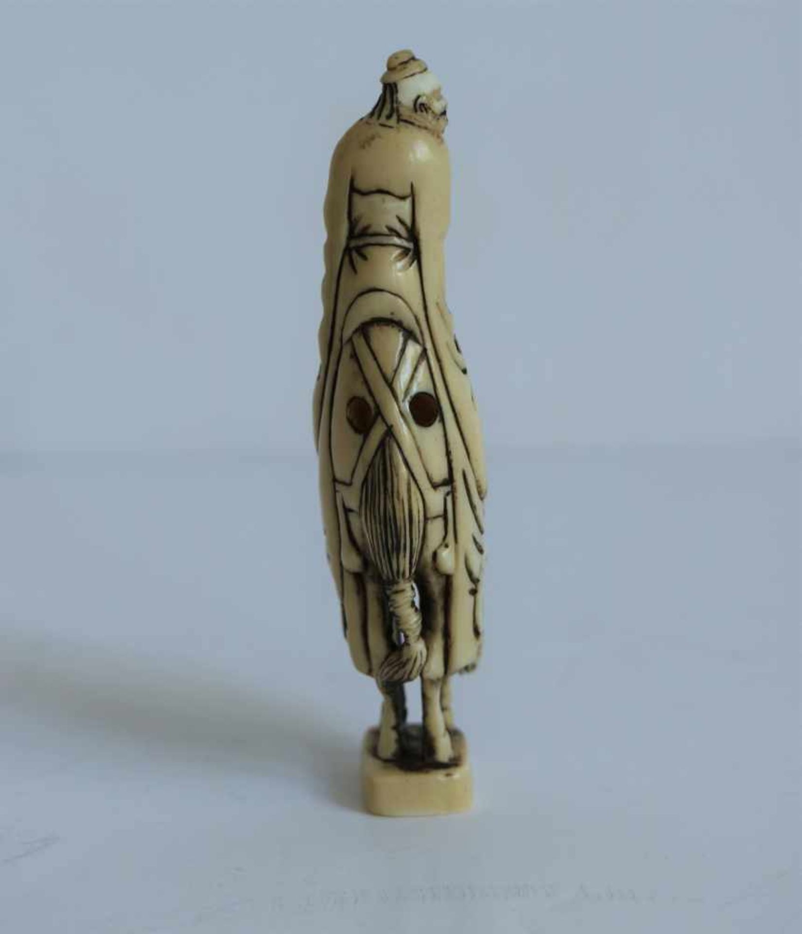 Ivory netsuke of a sennin on a tall horse Japan, Taisho period H 80 cm Signed - Bild 4 aus 4