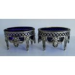 Silver salt shakers with blue glass Louis XVI, the Netherlands 19th century 8 x 6 x 5 cm