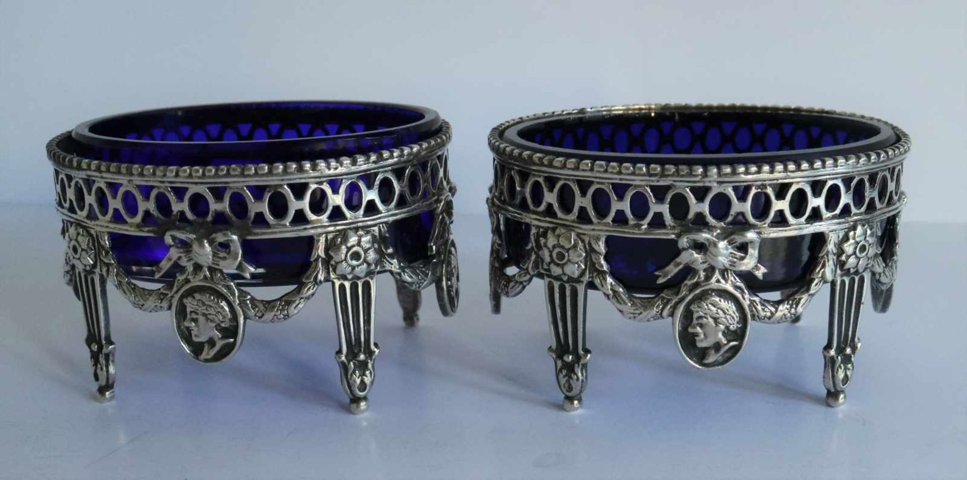 Silver salt shakers with blue glass Louis XVI, the Netherlands 19th century 8 x 6 x 5 cm