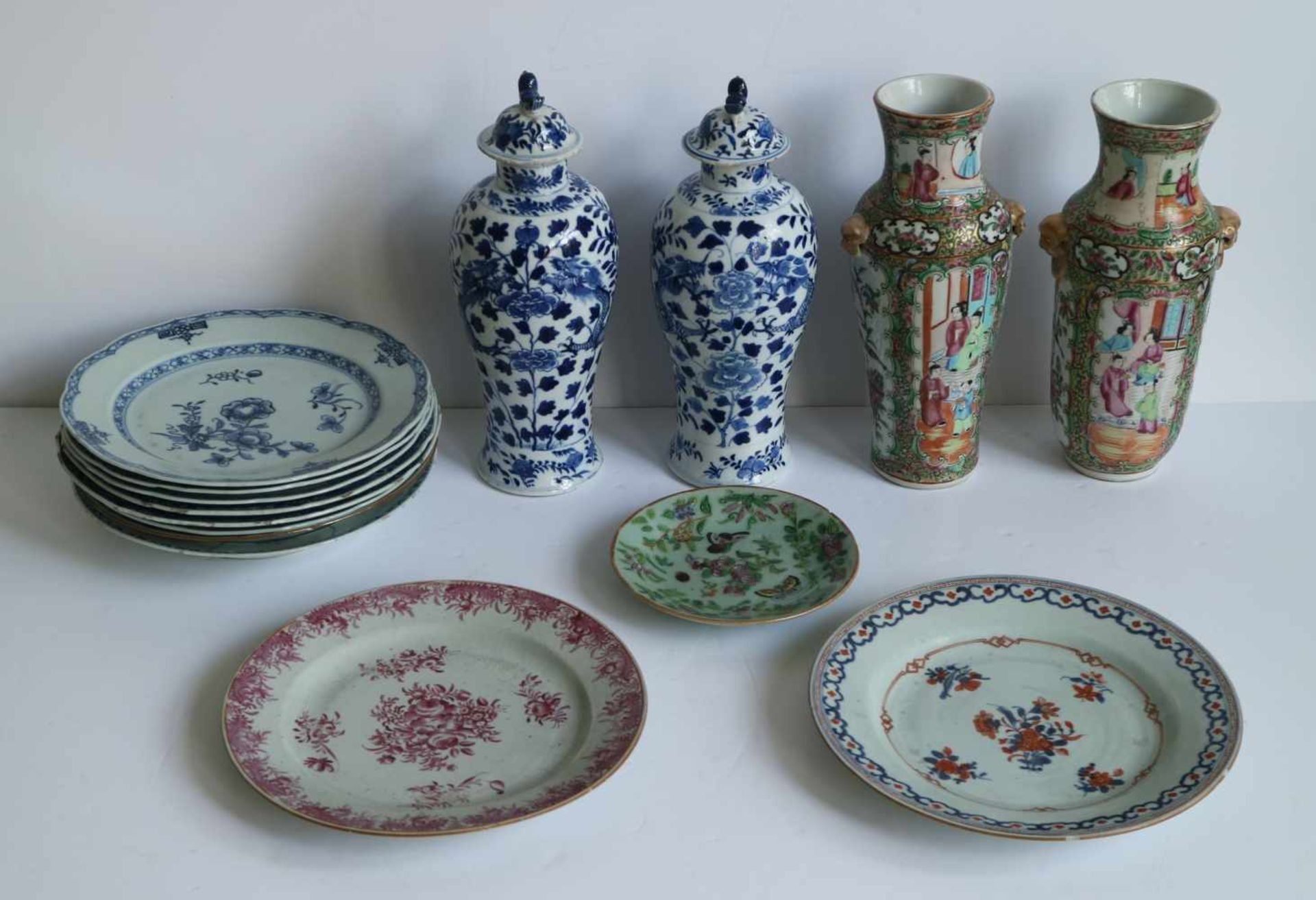 Chinese lot 2 Kanton vases, 2 lid vases blue/white 1875 and lot of plates H 25,5 en 27 dia 15 en 23