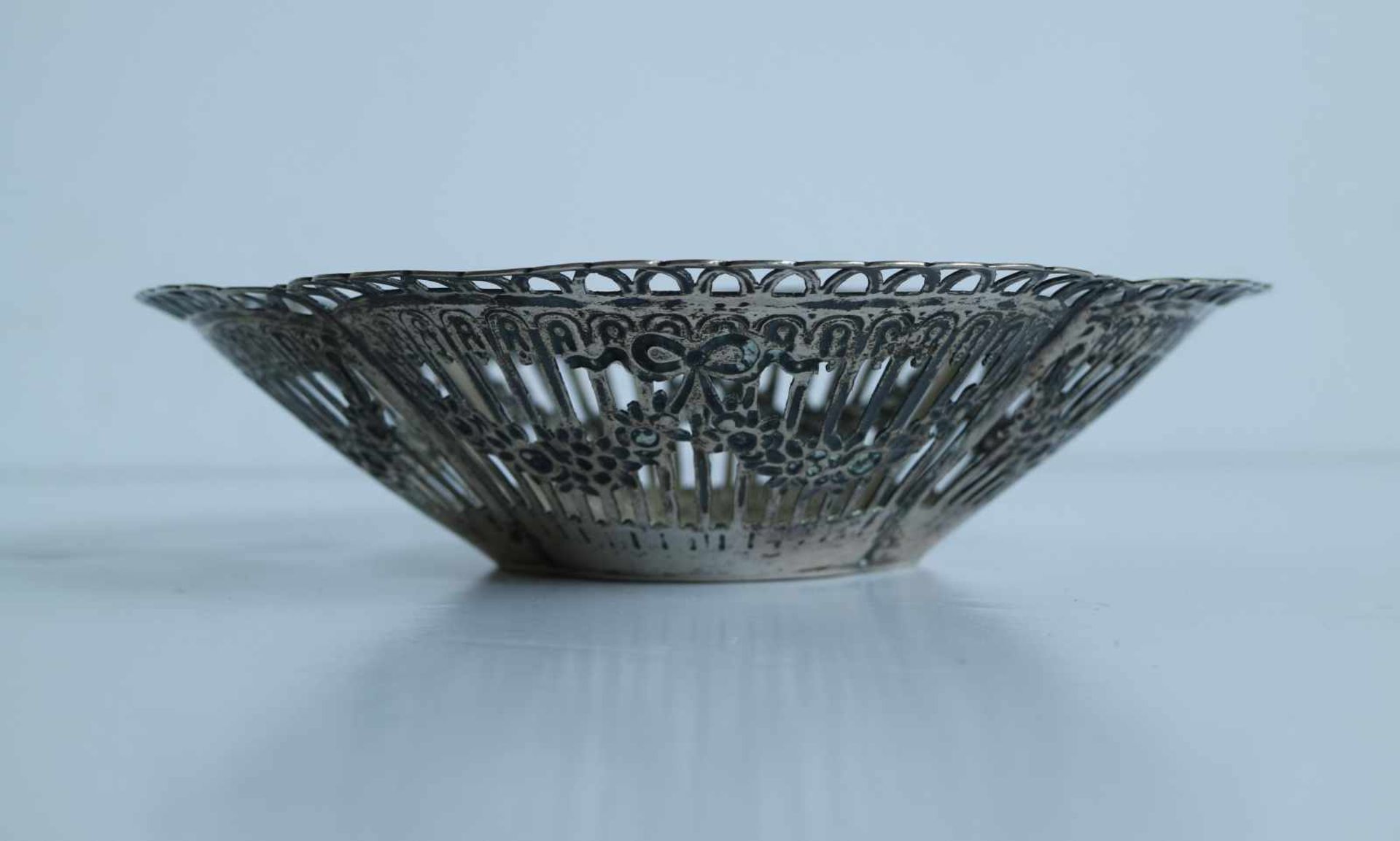 Silver Belgian bowl with flower decoration and putti Belgian silver early 20th century H 4 dia 16 - Bild 3 aus 4