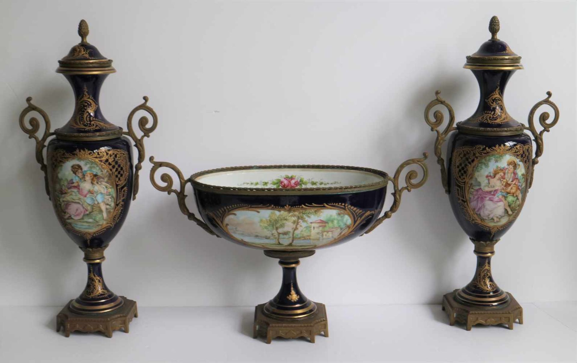 Sèvres Pair of vases with center piece, hand painted and signed M. Perret H 27 en 46 cm