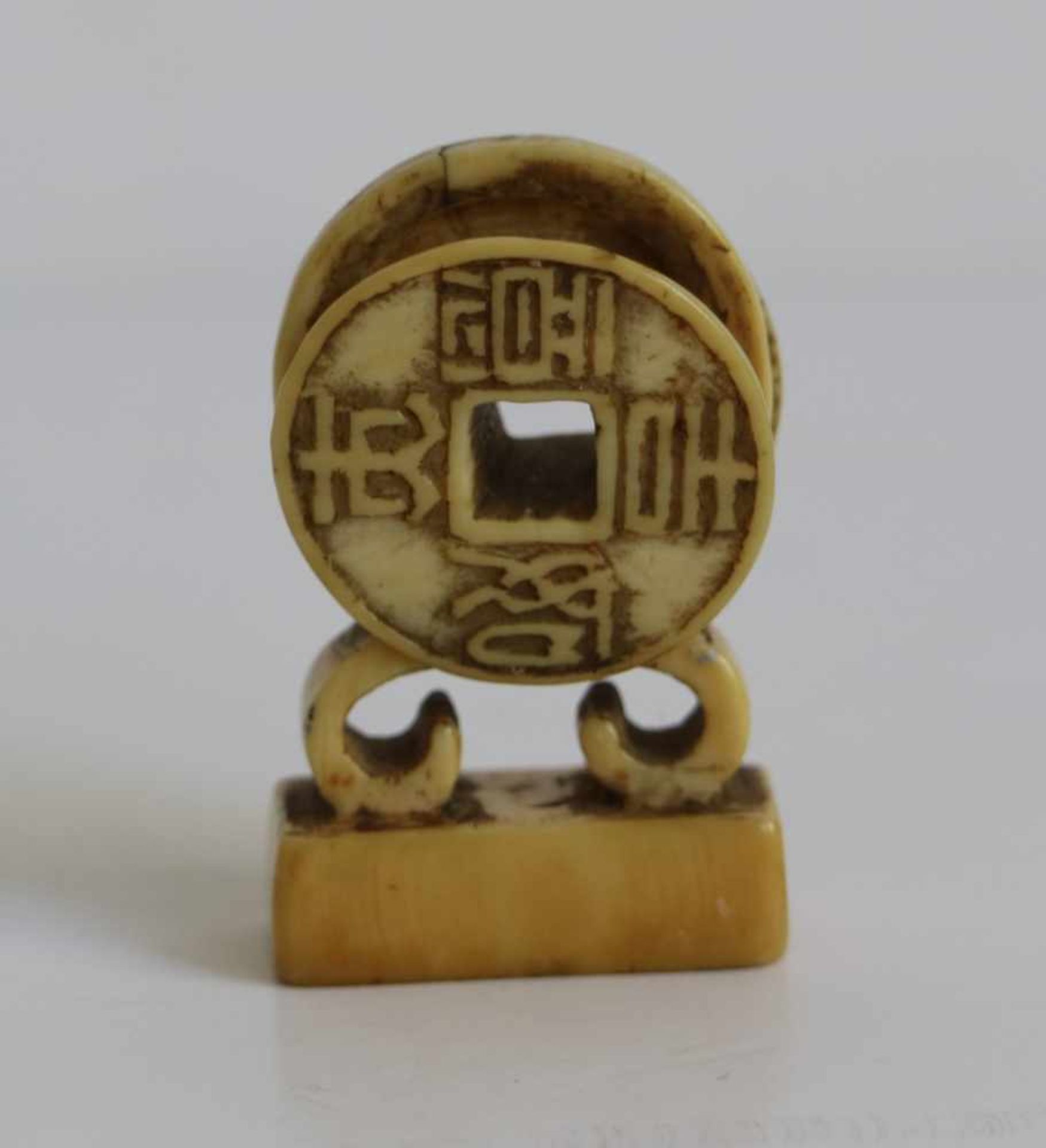 Ivory toggle and seal with loose turning disc One side reading Ji Xiang Ru yi, the other side in