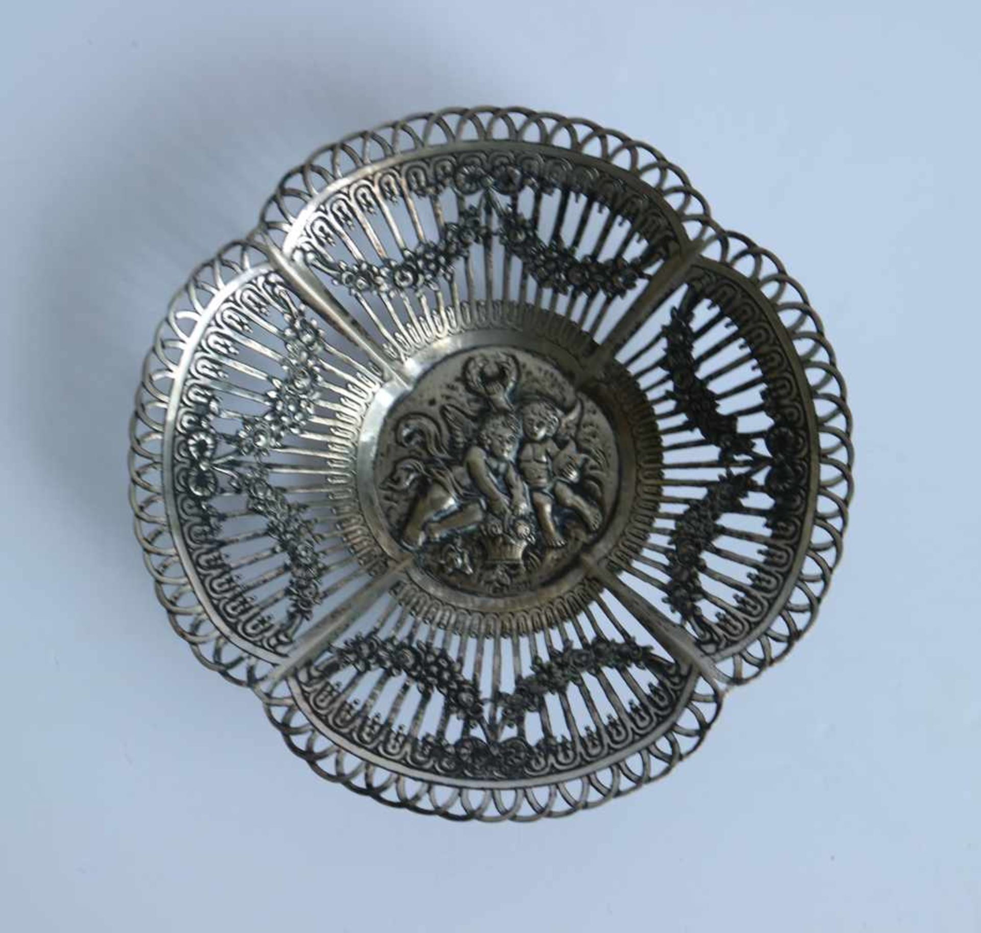 Silver Belgian bowl with flower decoration and putti Belgian silver early 20th century H 4 dia 16 - Bild 2 aus 4