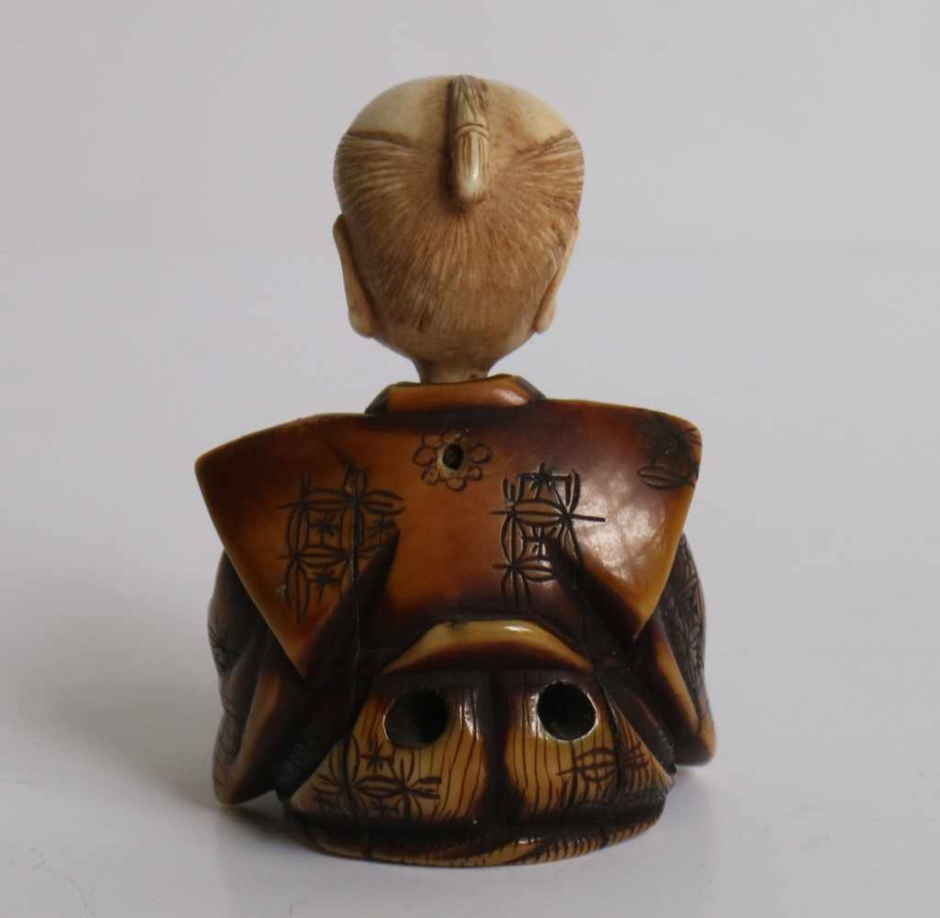 Ivory Netsuke of an official, with articulated neck Japn MEIJI period H 5,4 cm private collection - Bild 3 aus 5