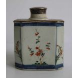 Imari tea caddy Tea caddy with lid 18th century, Imari- verte H 10 cm with hairline