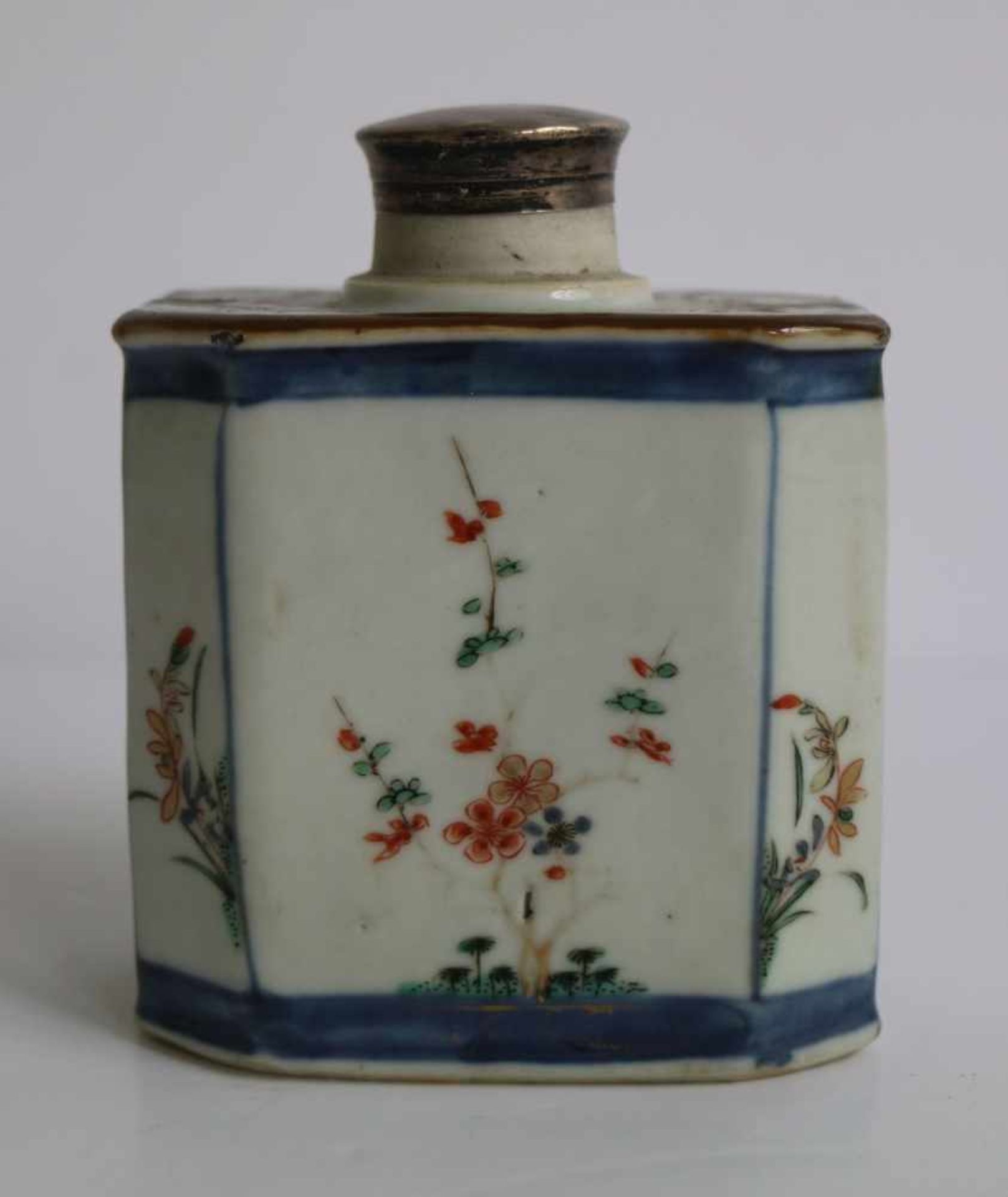 Imari tea caddy Tea caddy with lid 18th century, Imari- verte H 10 cm with hairline