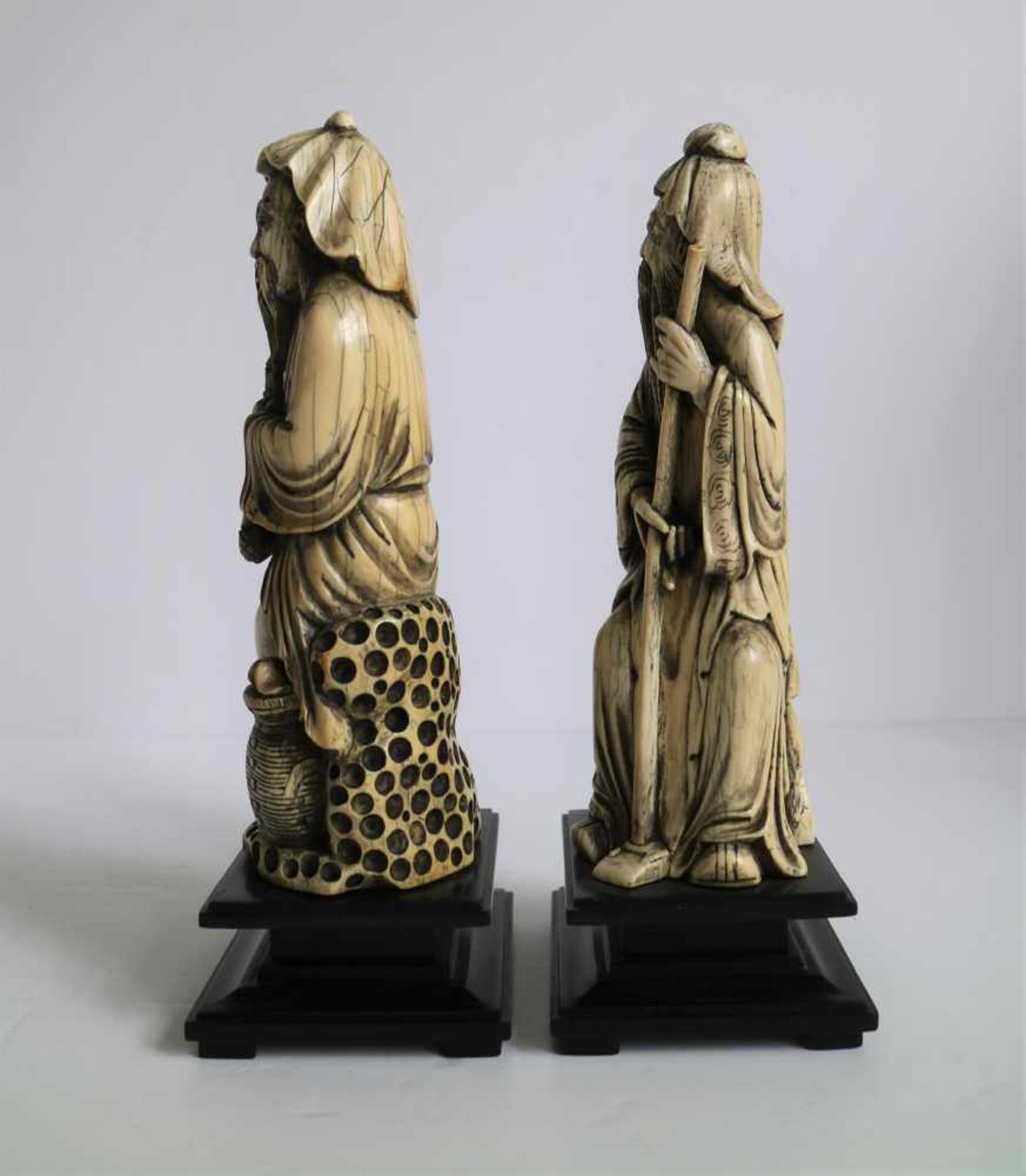 A pair of mammoth ivory arhats China 1970's H 24 cm (with base) - Bild 2 aus 4