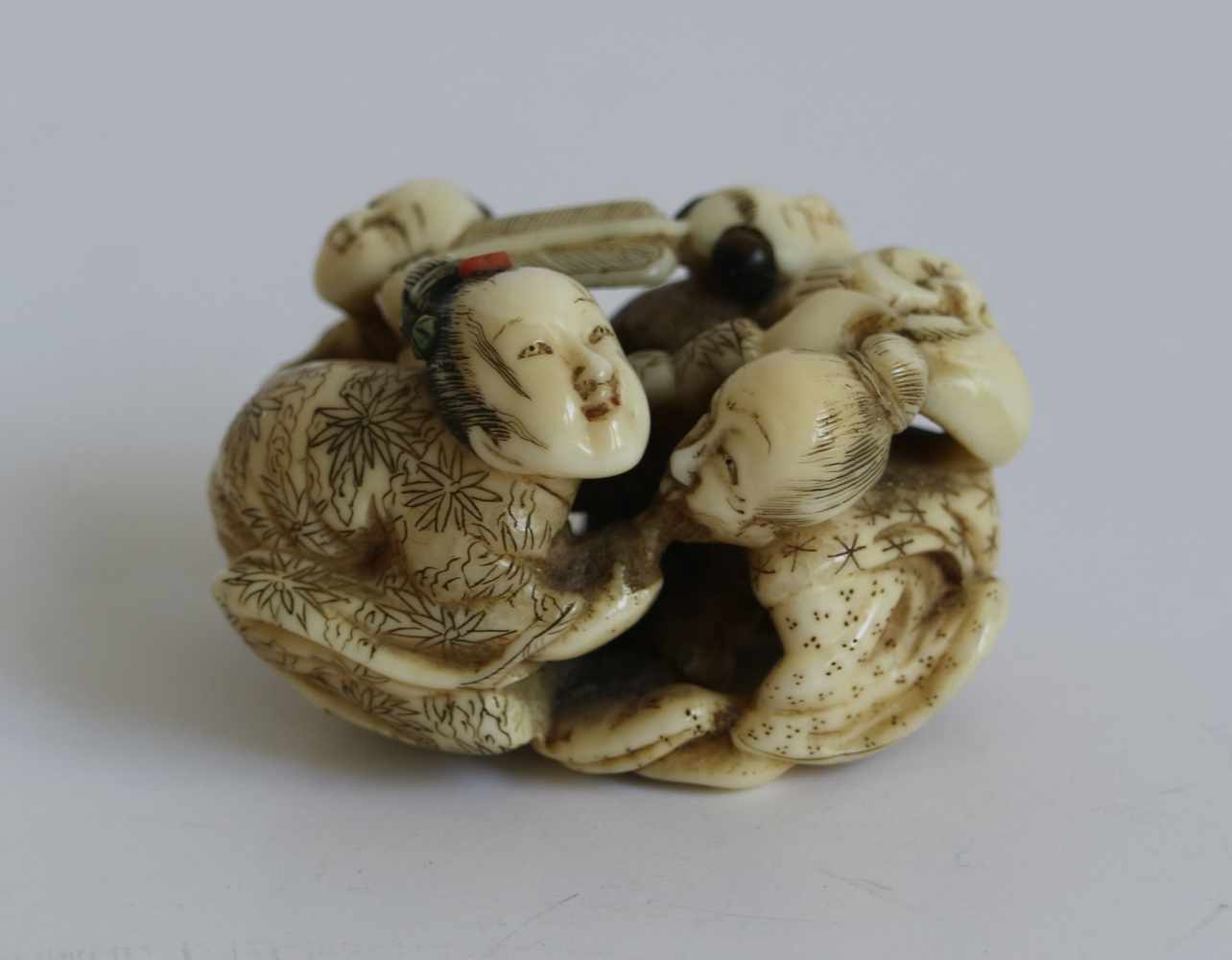 Ivory okimono netsuke Four figures with a mask, Japan, Meji period B 4,7 cm