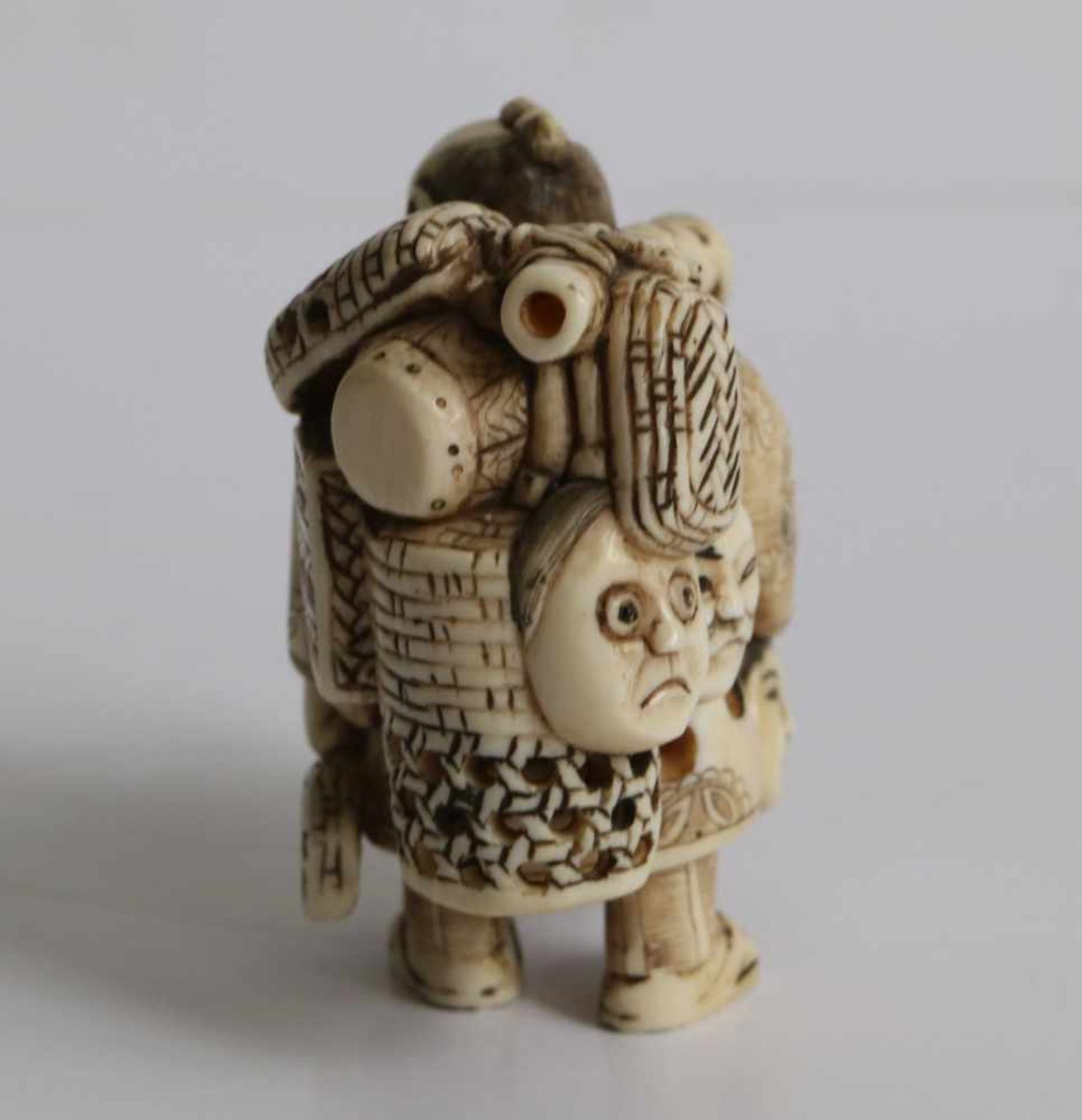 Carved netsuke very fine carved netsuke of a basket seller intended as an okimono H 5,2 cm private - Bild 3 aus 5