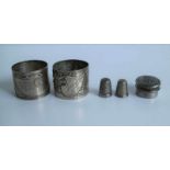 Silverware napkin rings, thimbles and a pill box dia 1,5 tot 4,7 cm