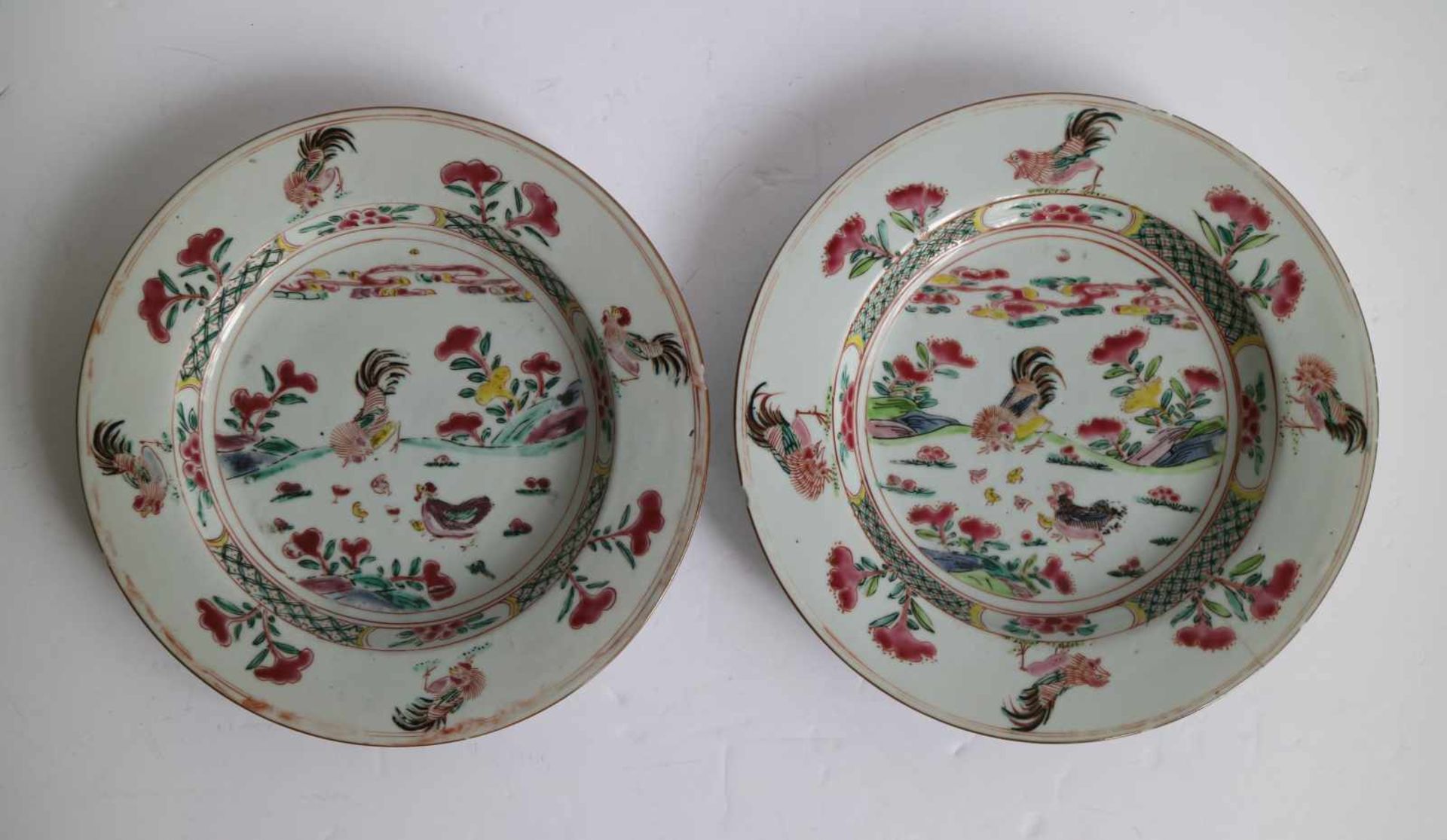 Chinese Qianlong famille rose plates decor with chickens dia 23 cm both chip and hairline