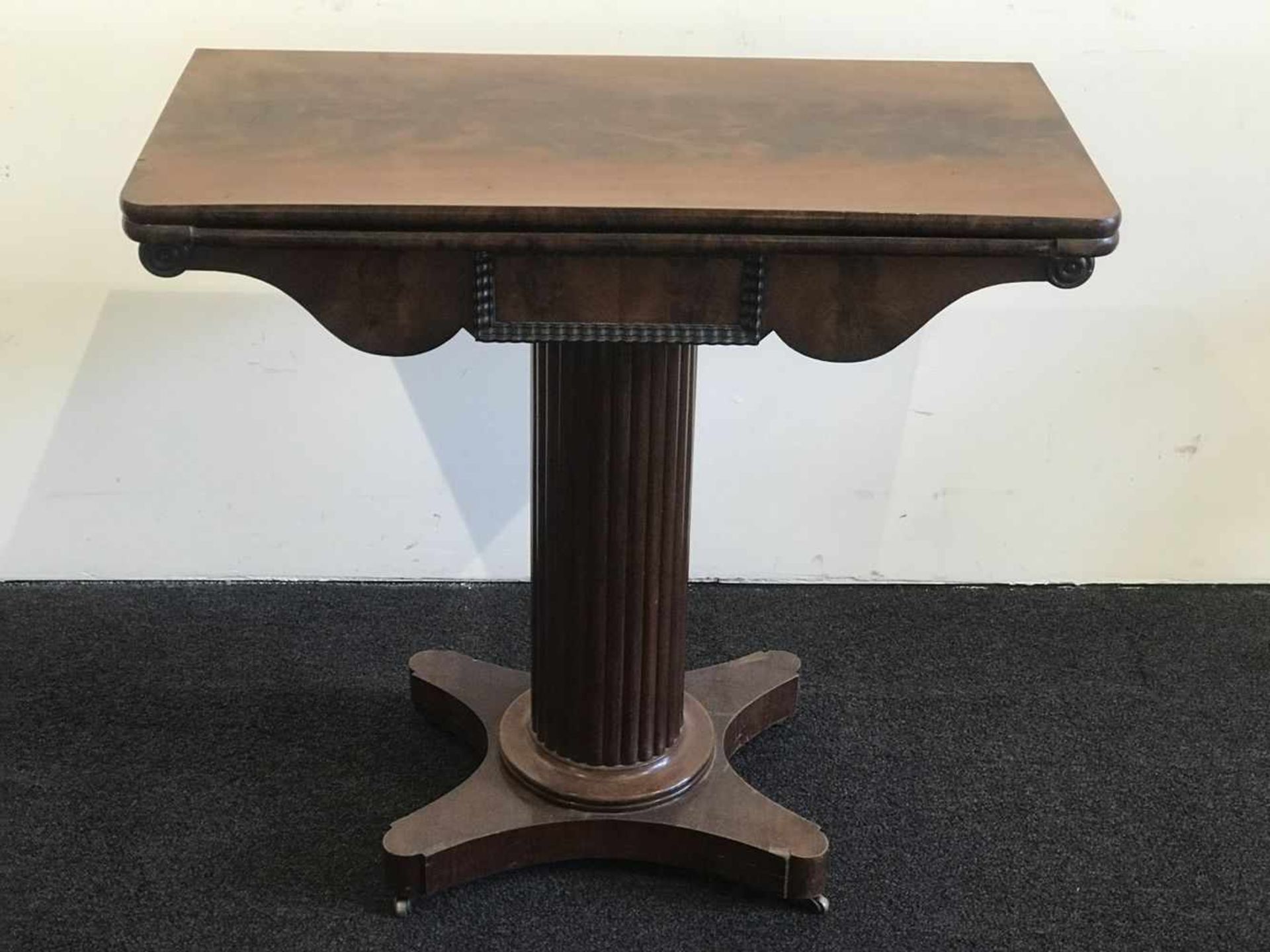 Card table on a central leg H 73 L 80 x 80 cm (open)