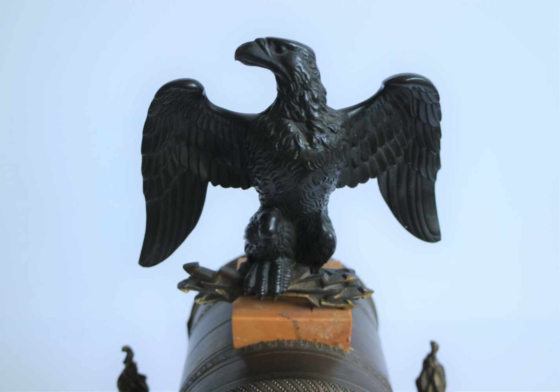 Empire Clock with eagle and Louis XVI elements, 19th century, Paris work sold in Ghent H 41,5 cm - Bild 2 aus 5