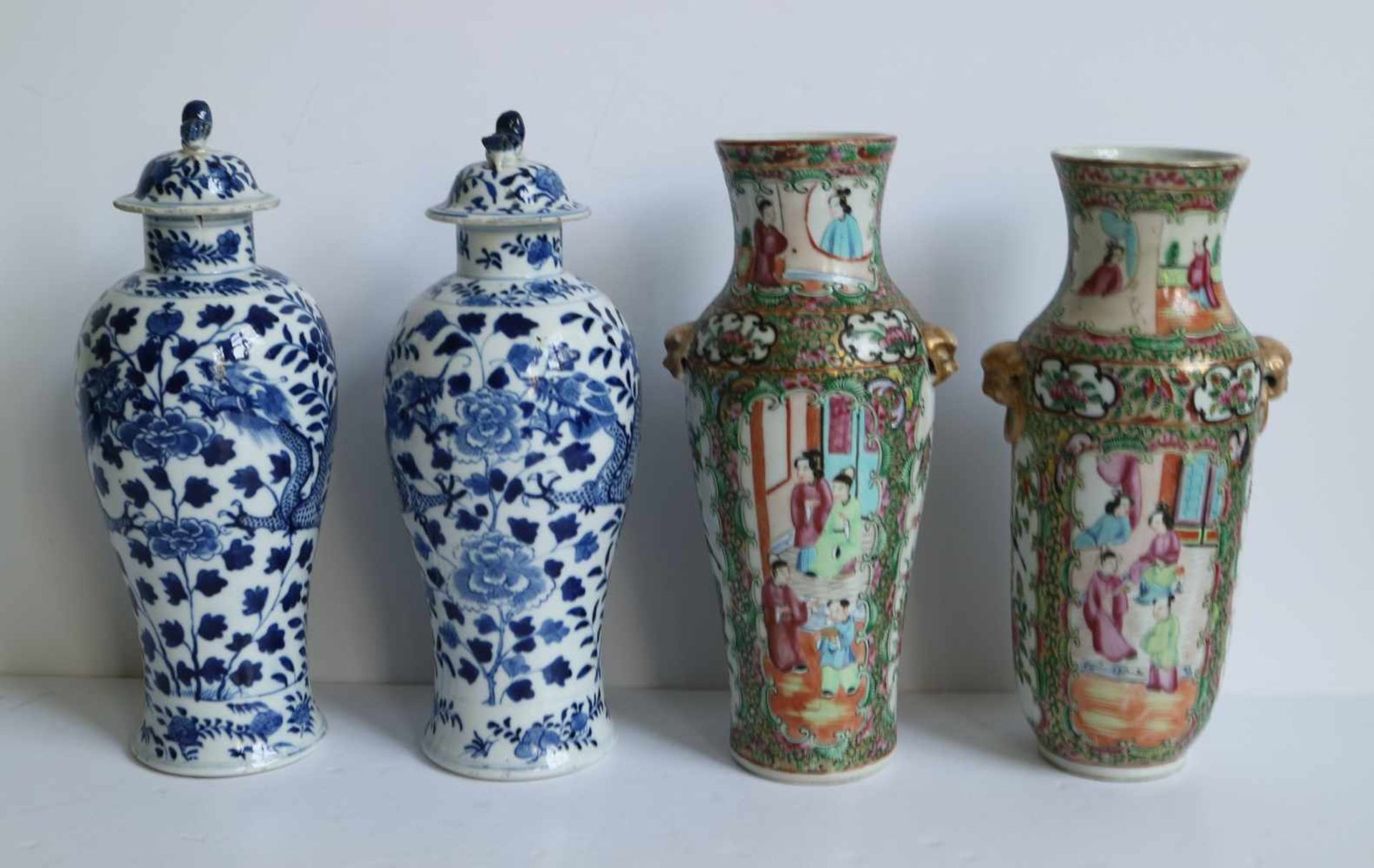 Chinese lot 2 Kanton vases, 2 lid vases blue/white 1875 and lot of plates H 25,5 en 27 dia 15 en 23 - Bild 2 aus 8