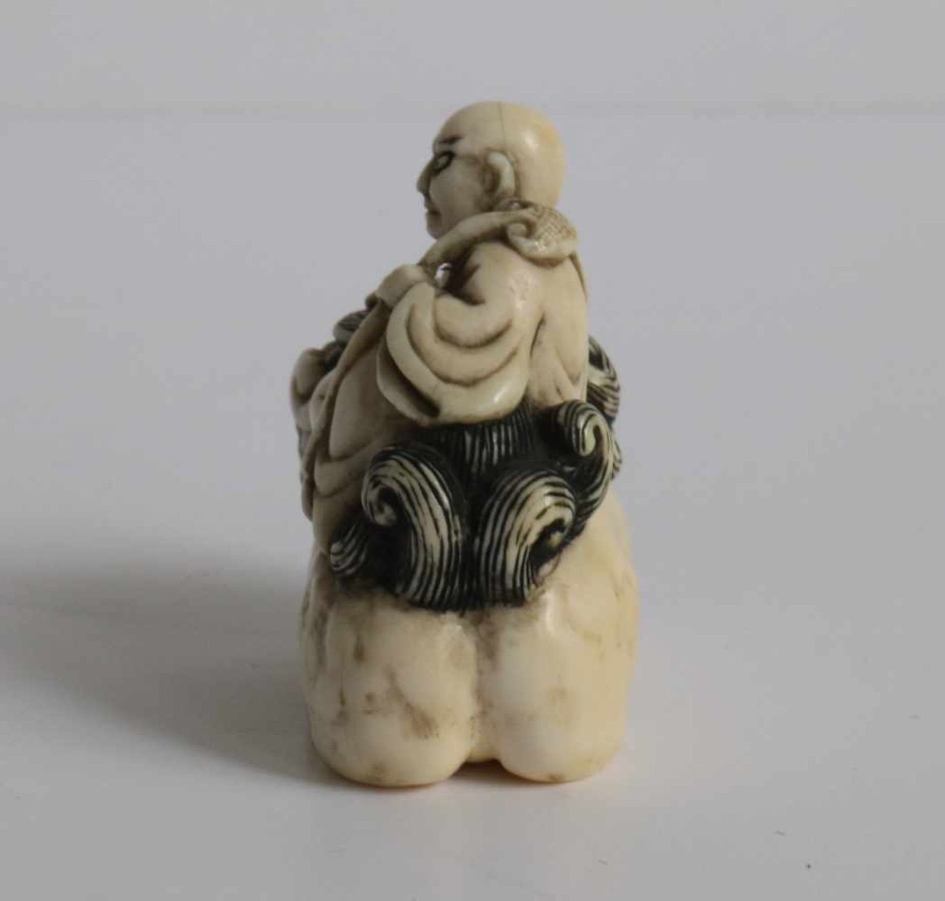 Carved figure of Hotei sitting on a shishi holding Aruyi scepter Japan MEIJI period H 4 cm signed - Bild 2 aus 5