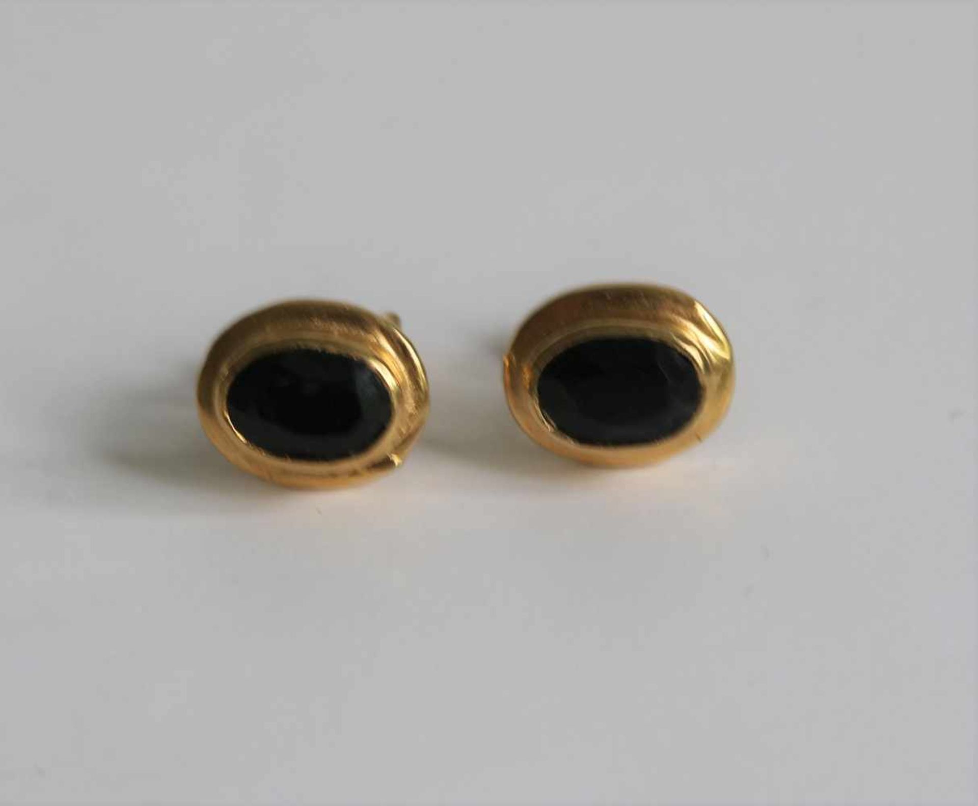 Gold sapphire earrings 18 Kt 0,9 x 0,7 x 1,5 cm
