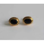 Gold sapphire earrings 18 Kt 0,9 x 0,7 x 1,5 cm