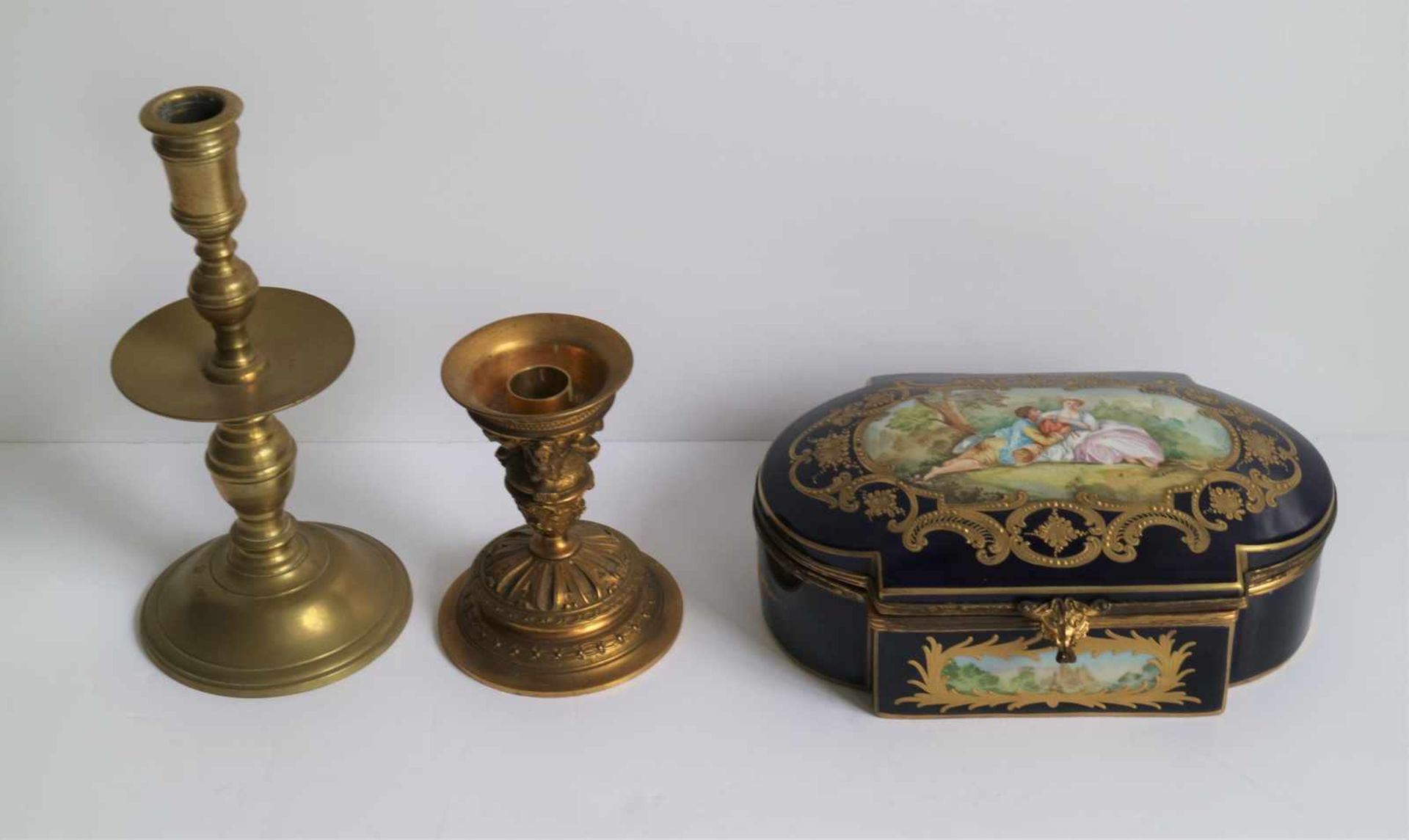 Lot with 2 wall fixtures, 2 candlesticks and a porcelain box and a porcelain box Chateau D'amboise