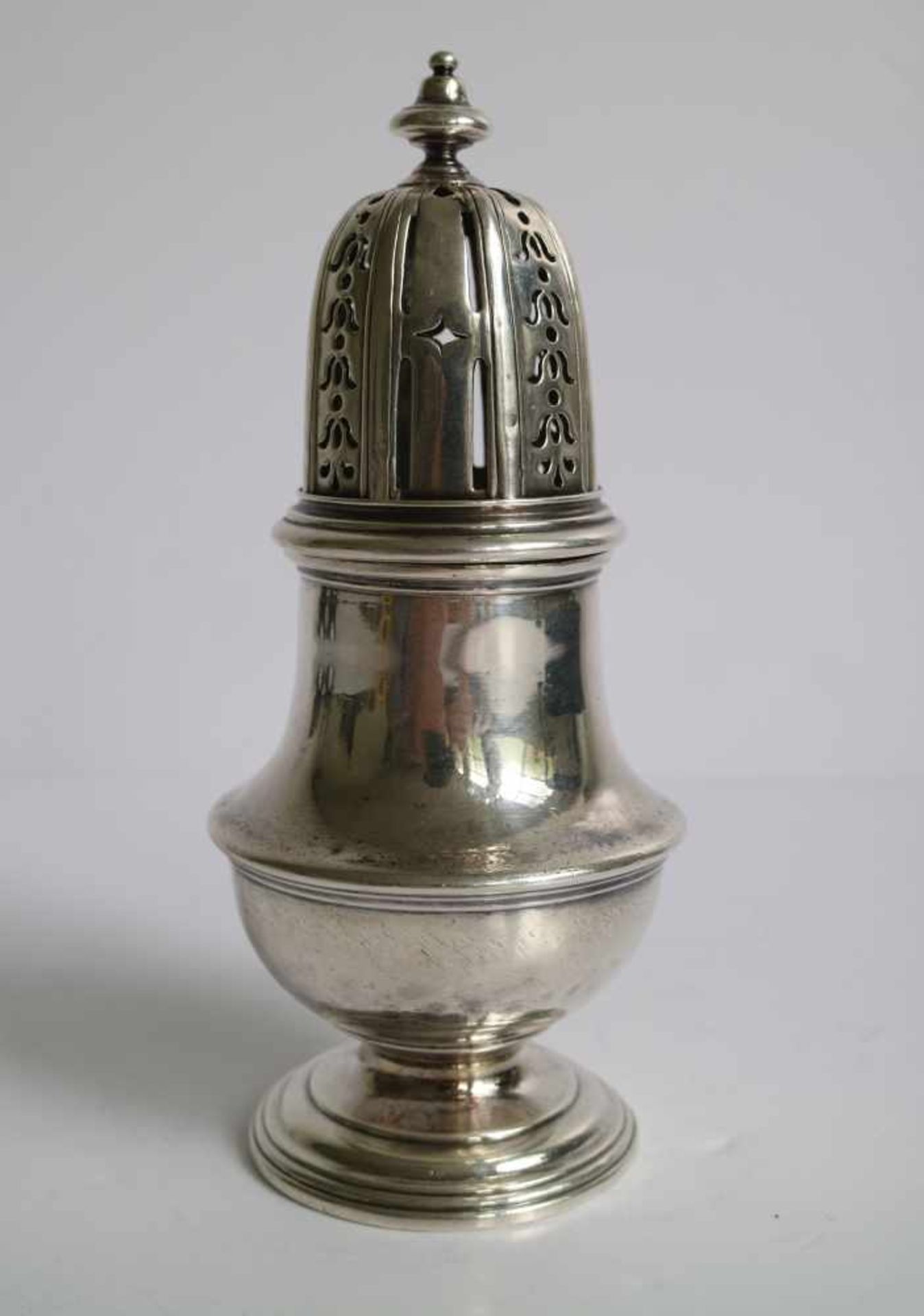 Silver sugar caster ca 1725 With brands: Britannia standard silver (London), Samuel Margas, - Bild 2 aus 3