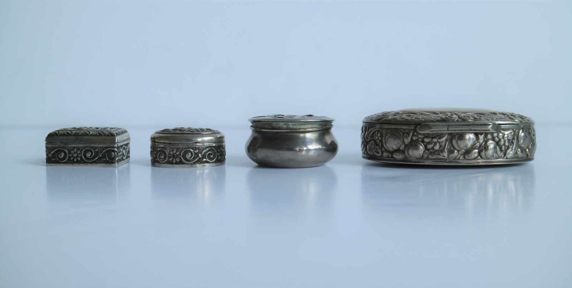 Pill boxes and a snuff box Including Art Nouveau Belgian pill box and East European silver snuff - Bild 2 aus 3