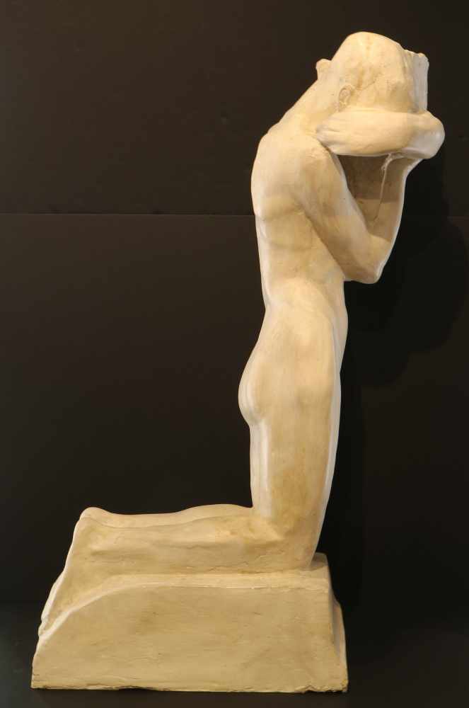 Georges MINNE (1866-1941) The large relic bearer, patinated plaster H 99 cm Postuum cast