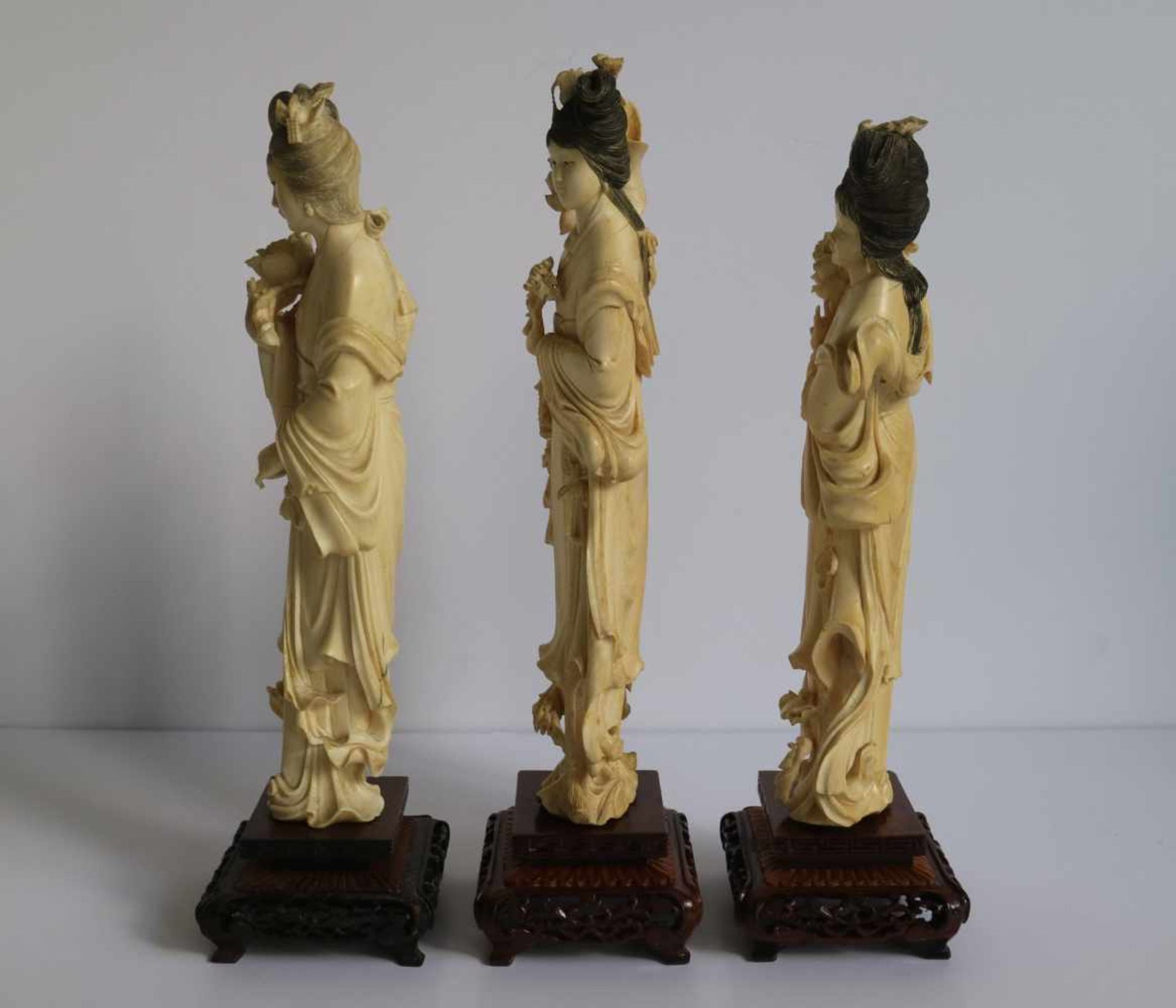 Ivory figures by He Xiangu China, Republic period H 24,5, 25,5 en 26 cm + 4 cm (sokkel) - Bild 4 aus 4