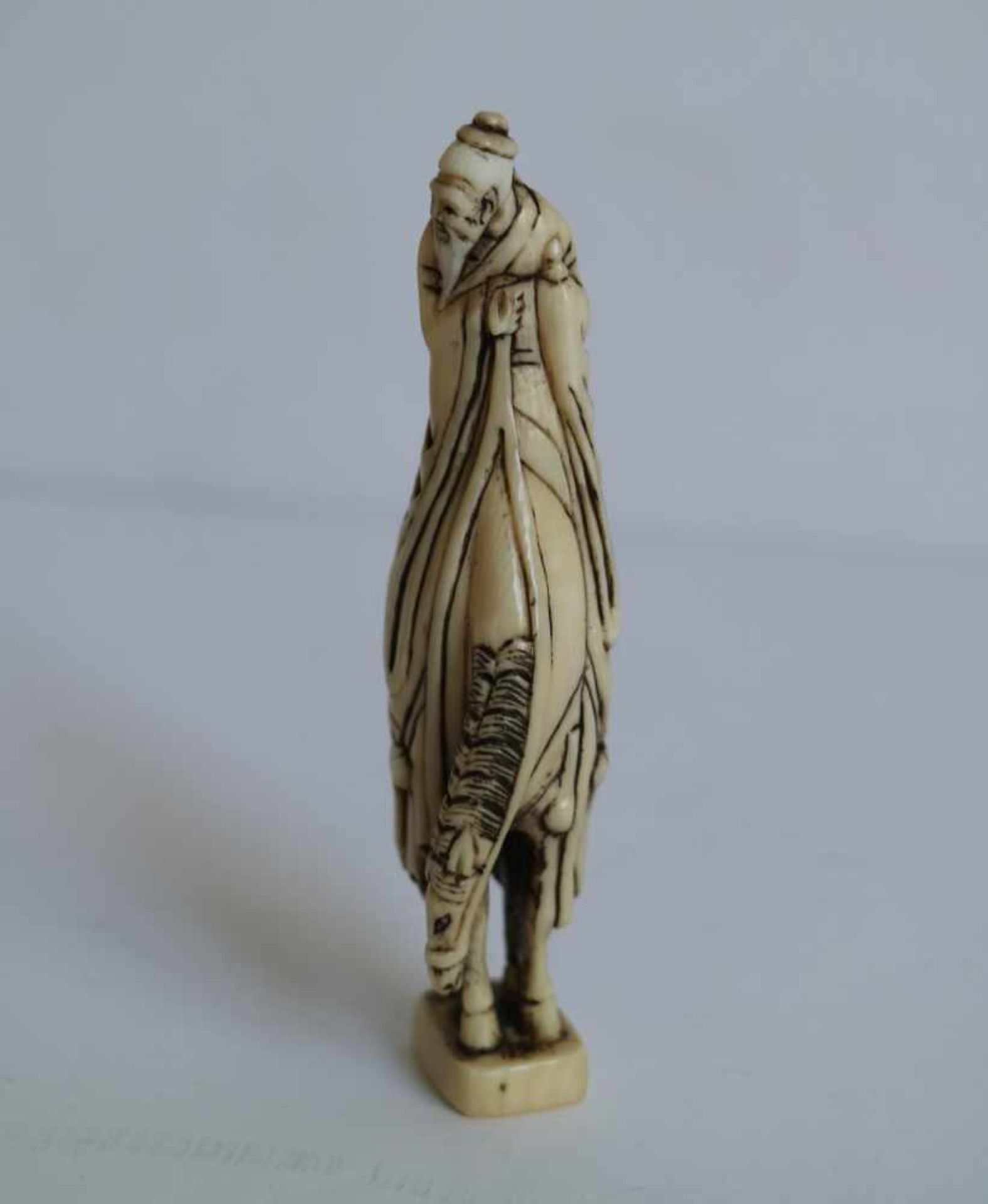 Ivory netsuke of a sennin on a tall horse Japan, Taisho period H 80 cm Signed - Bild 2 aus 4