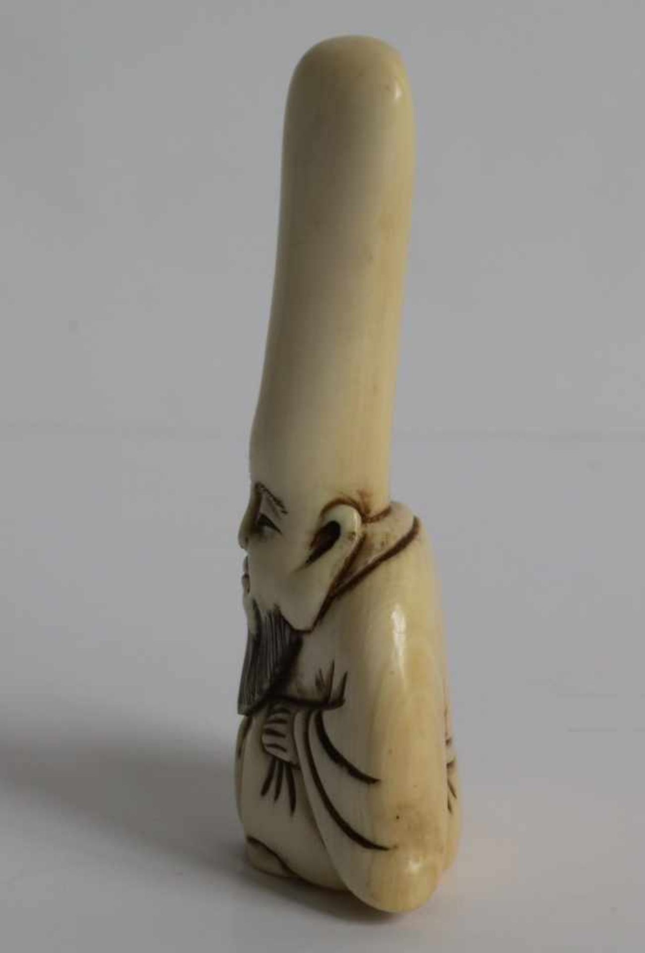 Netsuke Ivory depicting Fukurokuju Japan 19th century H 6,3 cm signed private collection - Bild 2 aus 5