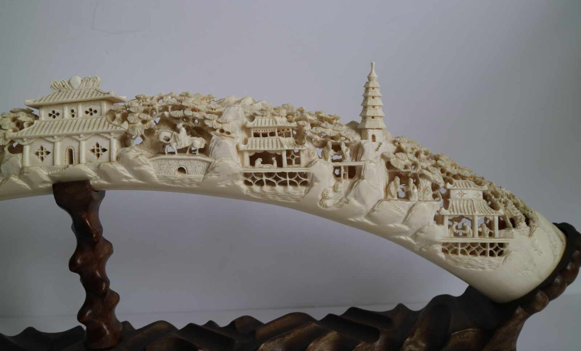 A carved ivory tusk Depicting village scenes with pagodas Canton China ca 1930 L 61 cm - Bild 6 aus 7